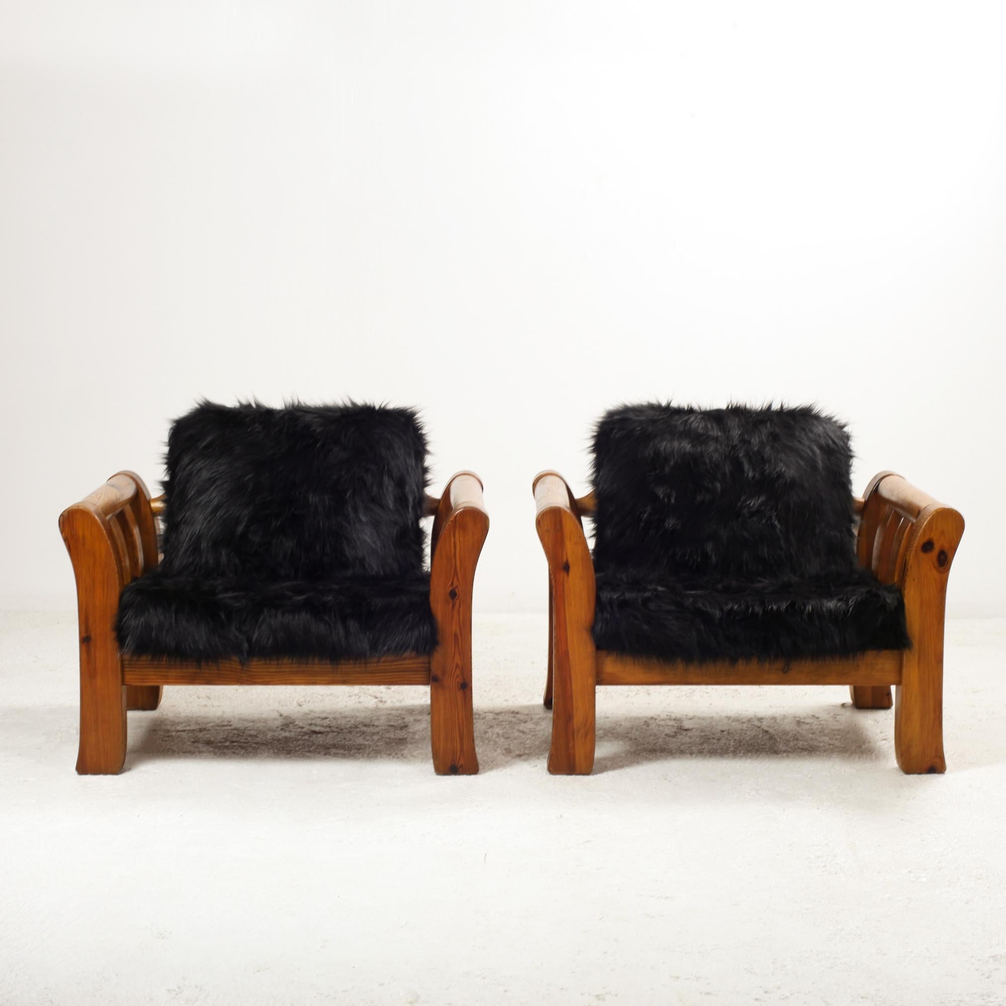 Danois Paire de fauteuils modernes scandinaves en pin massif 1970 en vente