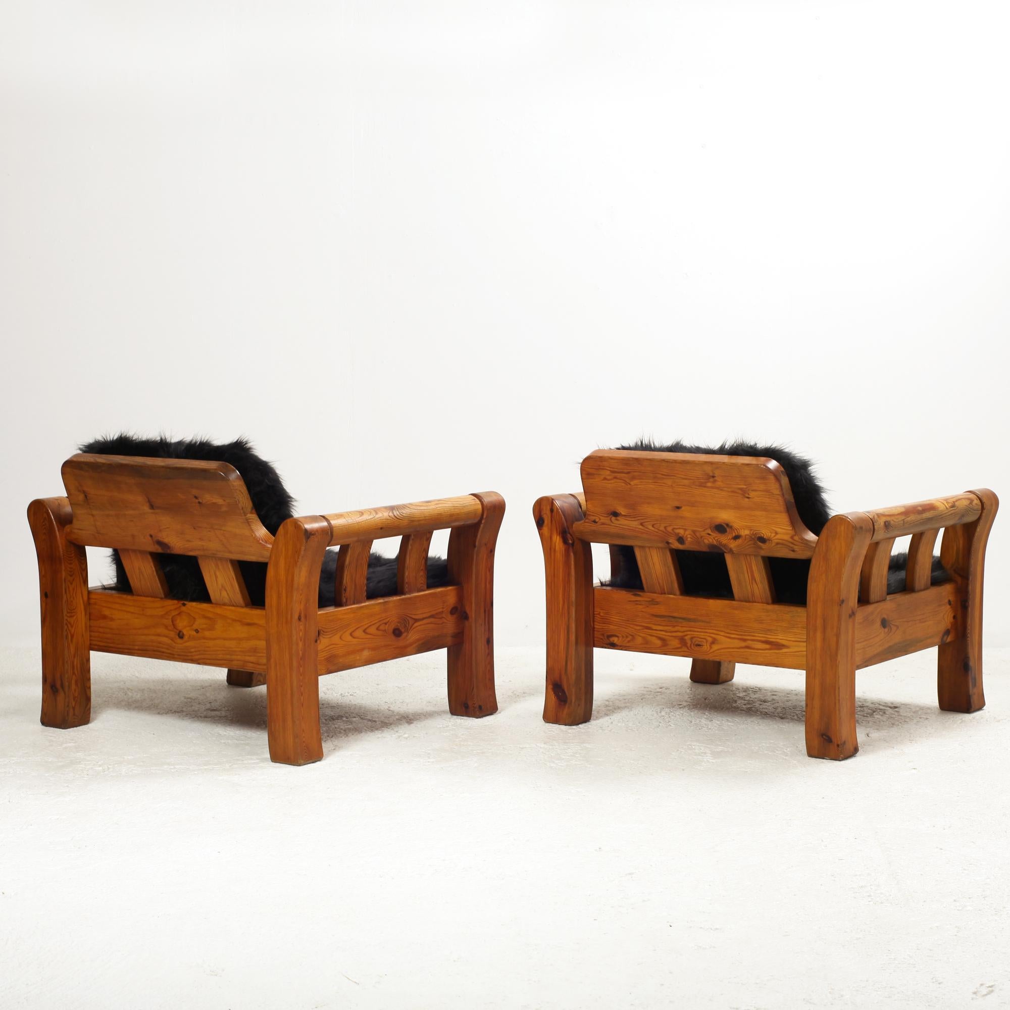 Paire de fauteuils modernes scandinaves en pin massif 1970 en vente 1
