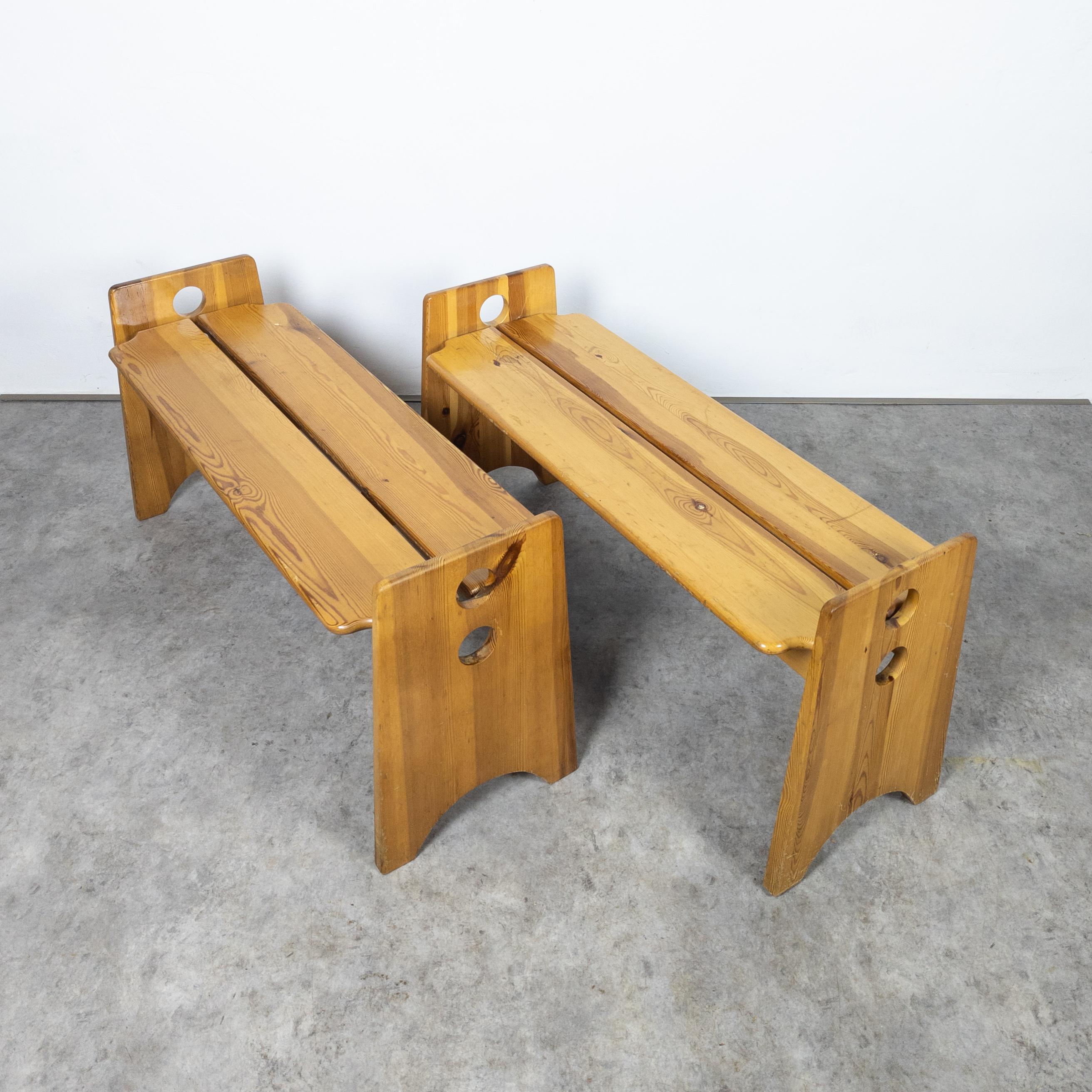 Pair of solid pine sculptural benches by Gilbert Marklund for Furusnickarn AB  In Good Condition In PRAHA 5, CZ