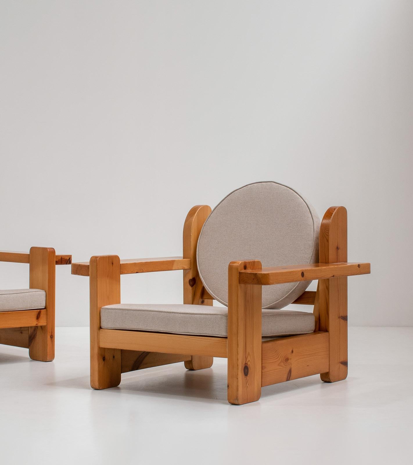 Mid-Century Modern Pair of Solid Pine Sculptural Lounge Chairs, Italy, 1970s For Sale