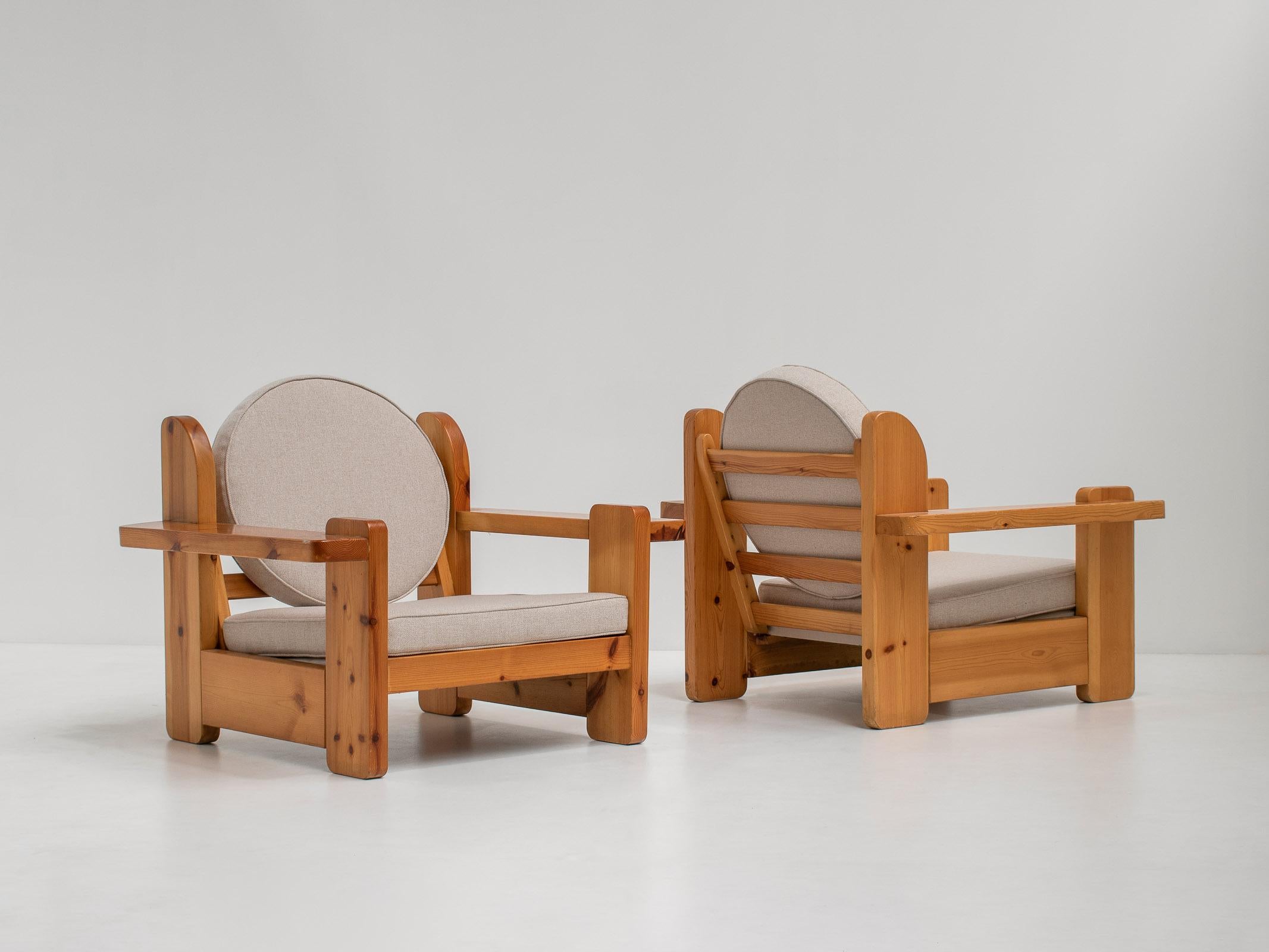 Pair of Solid Pine Sculptural Lounge Chairs, Italy, 1970s In Good Condition For Sale In Antwerp, BE
