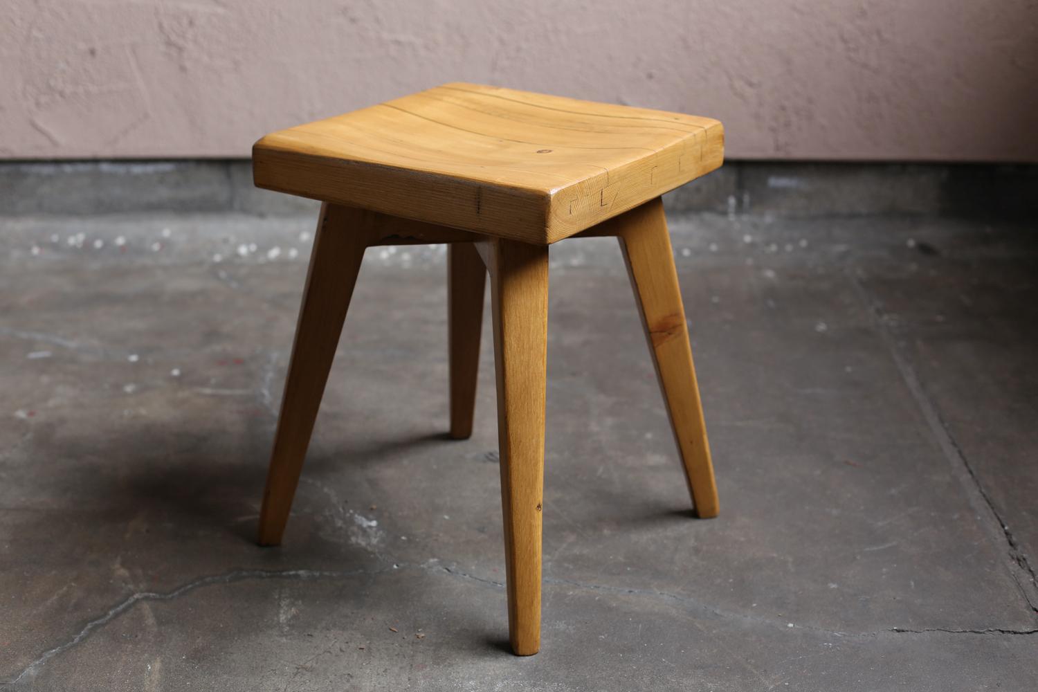 Mid-Century Modern Pair of solid pine stools by Christian Durupt, Meribel 1960 For Sale