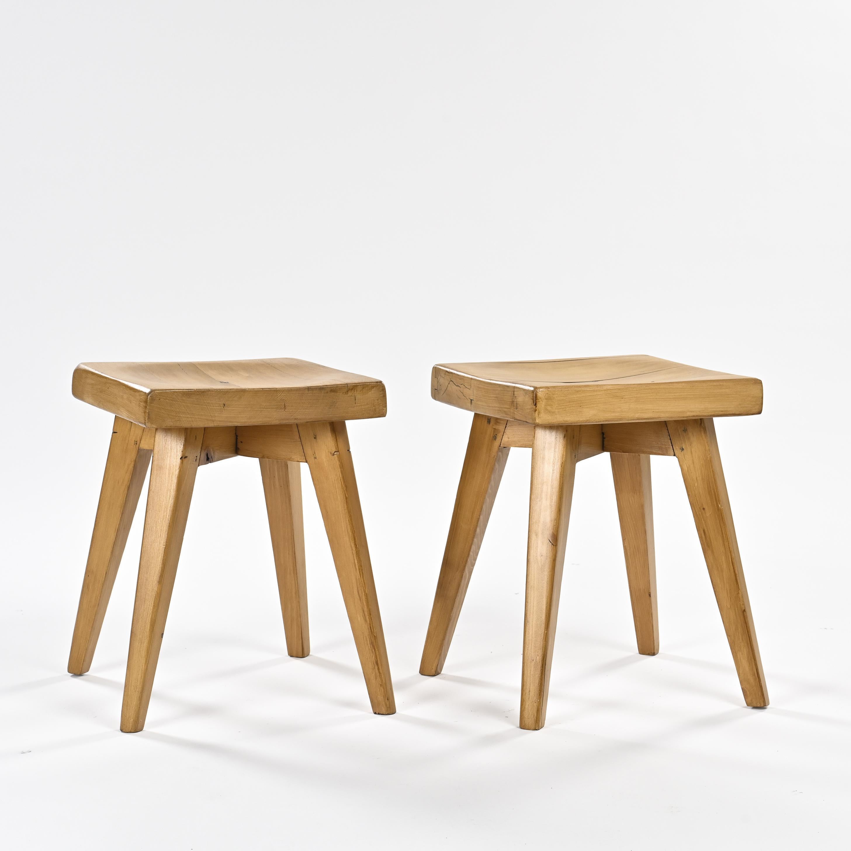 Paar Hocker aus massivem Kiefernholz von Christian Durupt, Meribel 1960 (Französisch) im Angebot