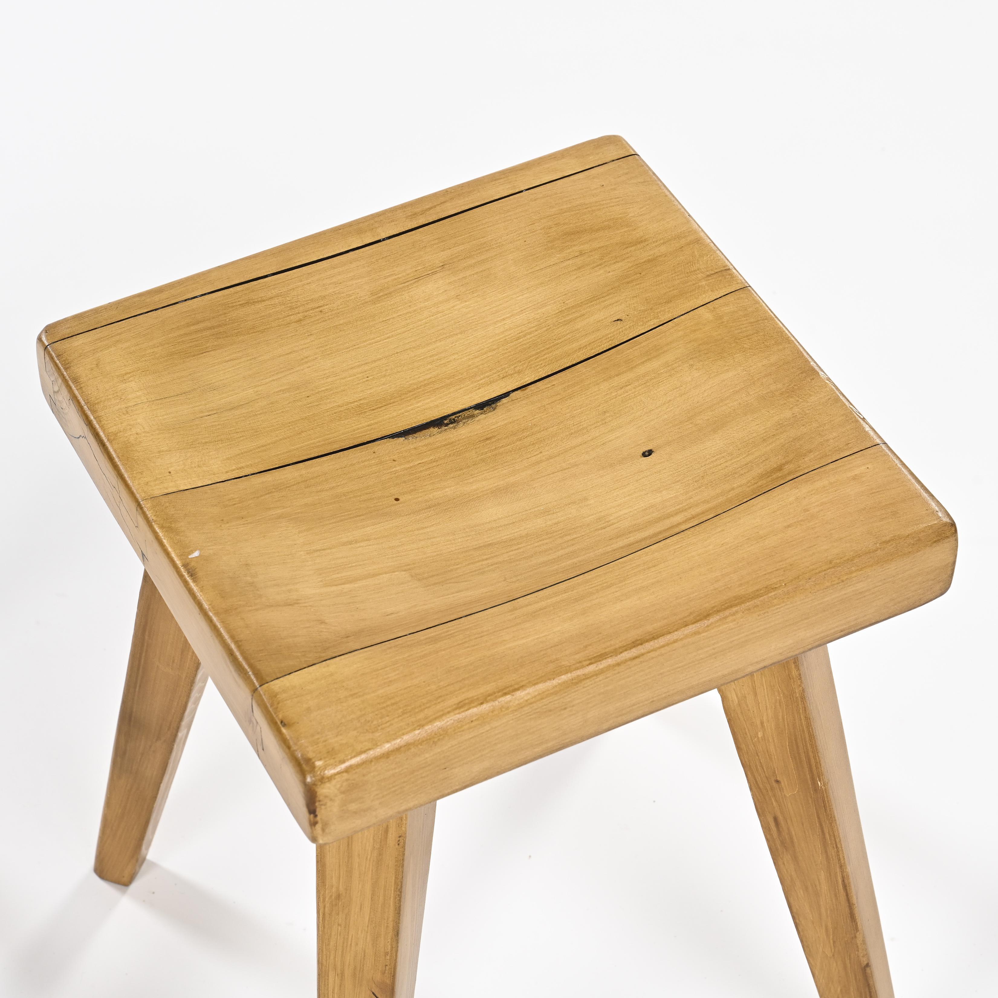 Paar Hocker aus massivem Kiefernholz von Christian Durupt, Meribel 1960 im Zustand „Gut“ im Angebot in VILLEURBANNE, FR