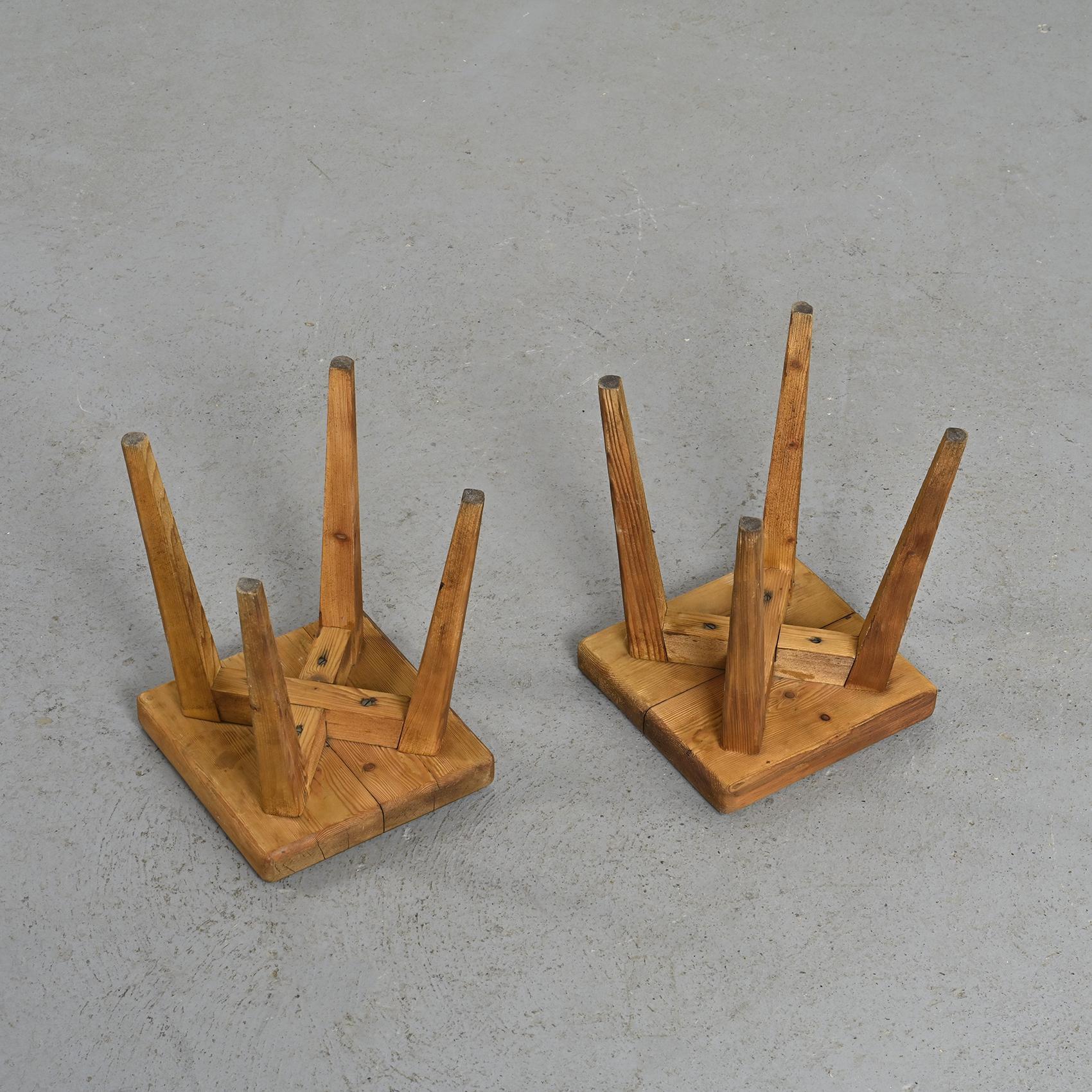 Paire de tabourets en pin massif de Christian Durupt, Meribel 1960 État moyen - En vente à VILLEURBANNE, FR