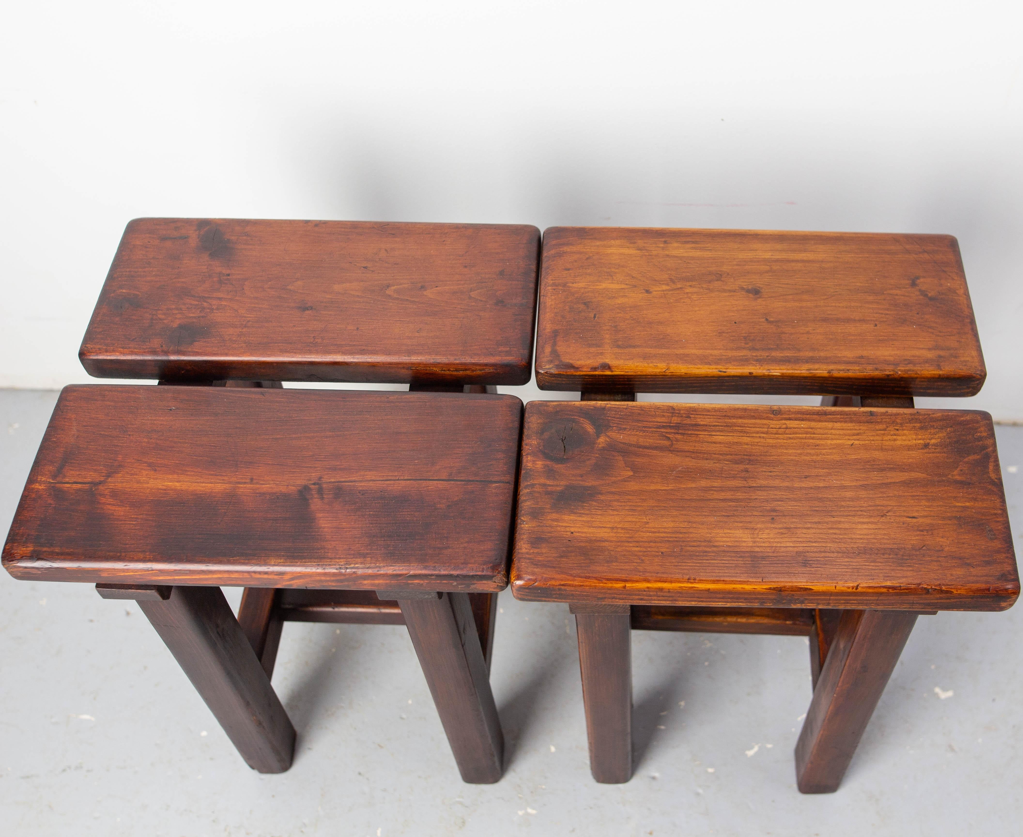 Coppia di sgabelli in pino massiccio in stile Charlotte Perriand, circa 1960 In condizioni buone in vendita a Labrit, Landes