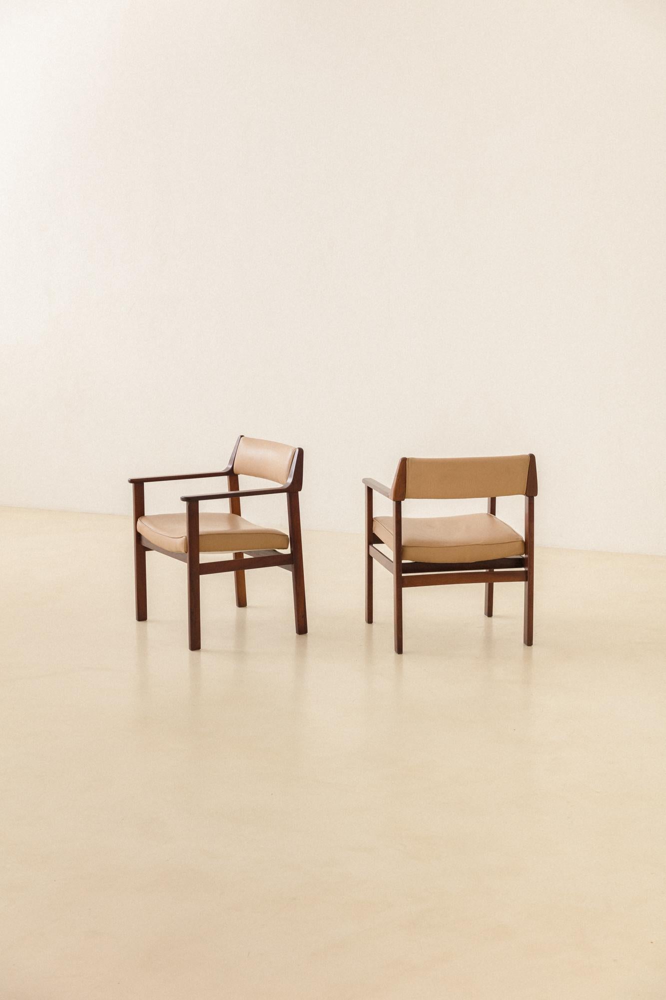 Paar Stühle aus massivem Palisanderholz mit Armlehnen der brasilianischen Firma Casulo, 1960er Jahre (Moderne der Mitte des Jahrhunderts) im Angebot