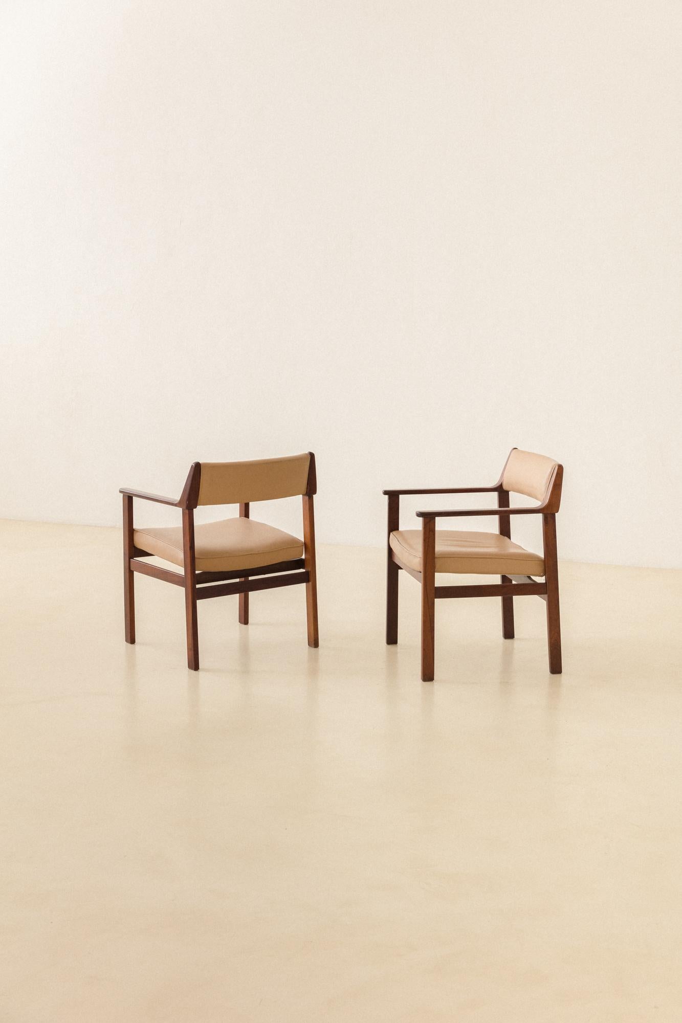 Mid-20th Century Pair of Solid Rosewood Chairs with Armrests by Brazilian Company Casulo, 1960s For Sale