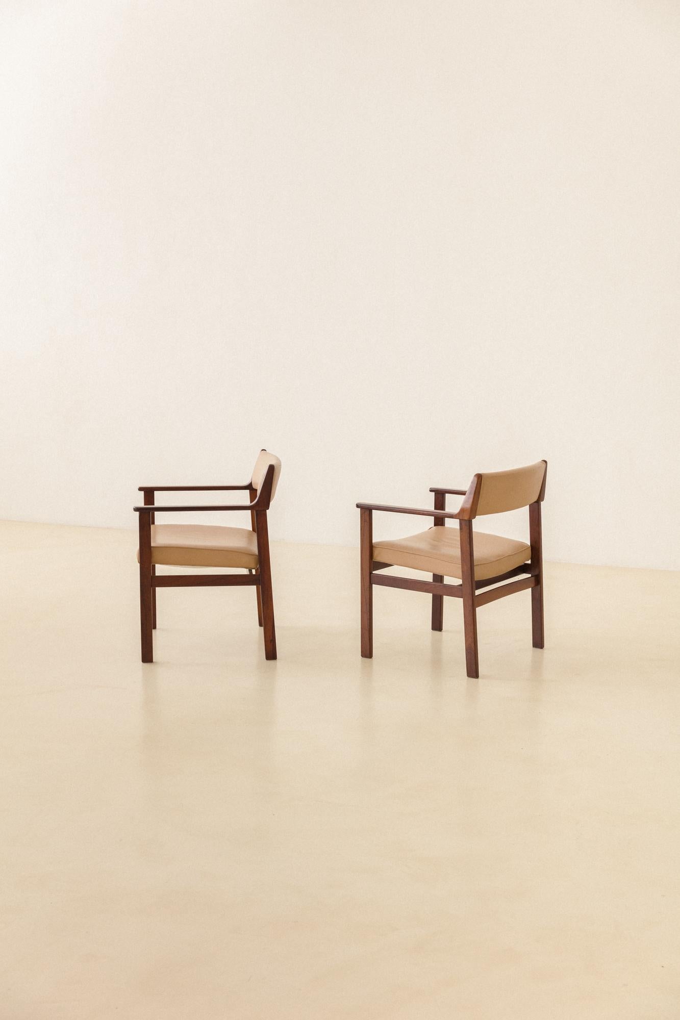 Paar Stühle aus massivem Palisanderholz mit Armlehnen der brasilianischen Firma Casulo, 1960er Jahre (Mitte des 20. Jahrhunderts) im Angebot
