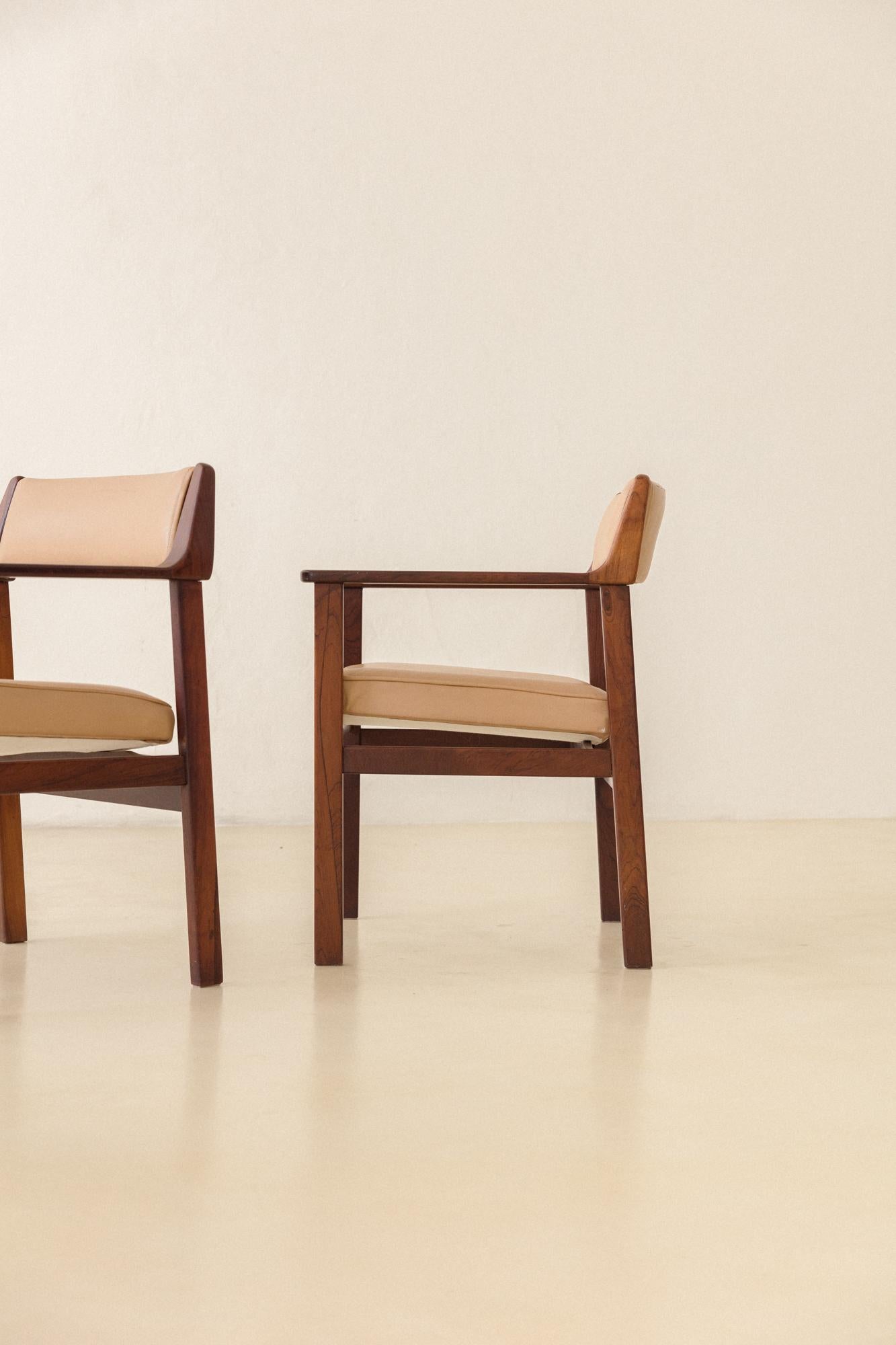 Pair of Solid Rosewood Chairs with Armrests by Brazilian Company Casulo, 1960s For Sale 2