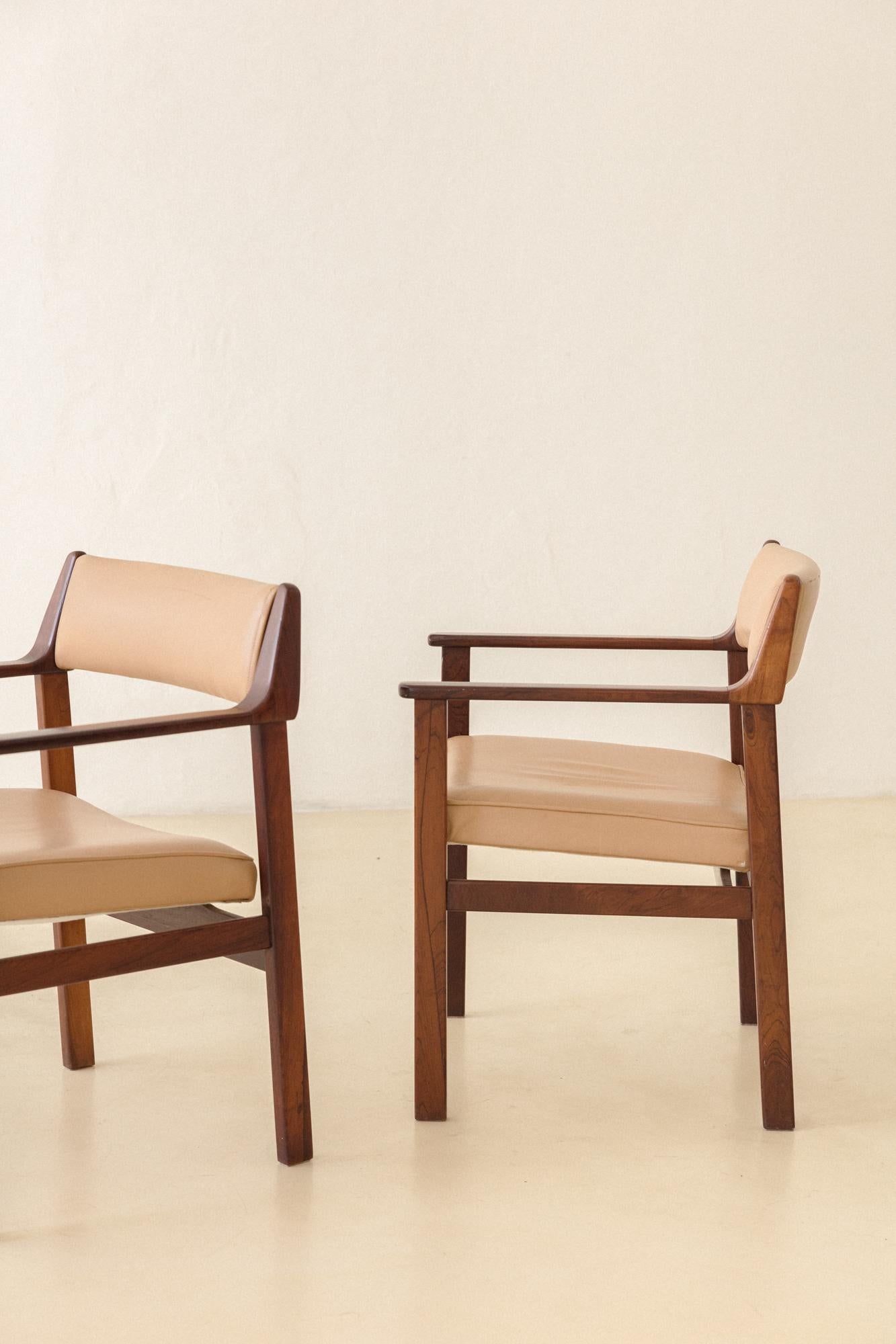 Pair of Solid Rosewood Chairs with Armrests by Brazilian Company Casulo, 1960s For Sale 3