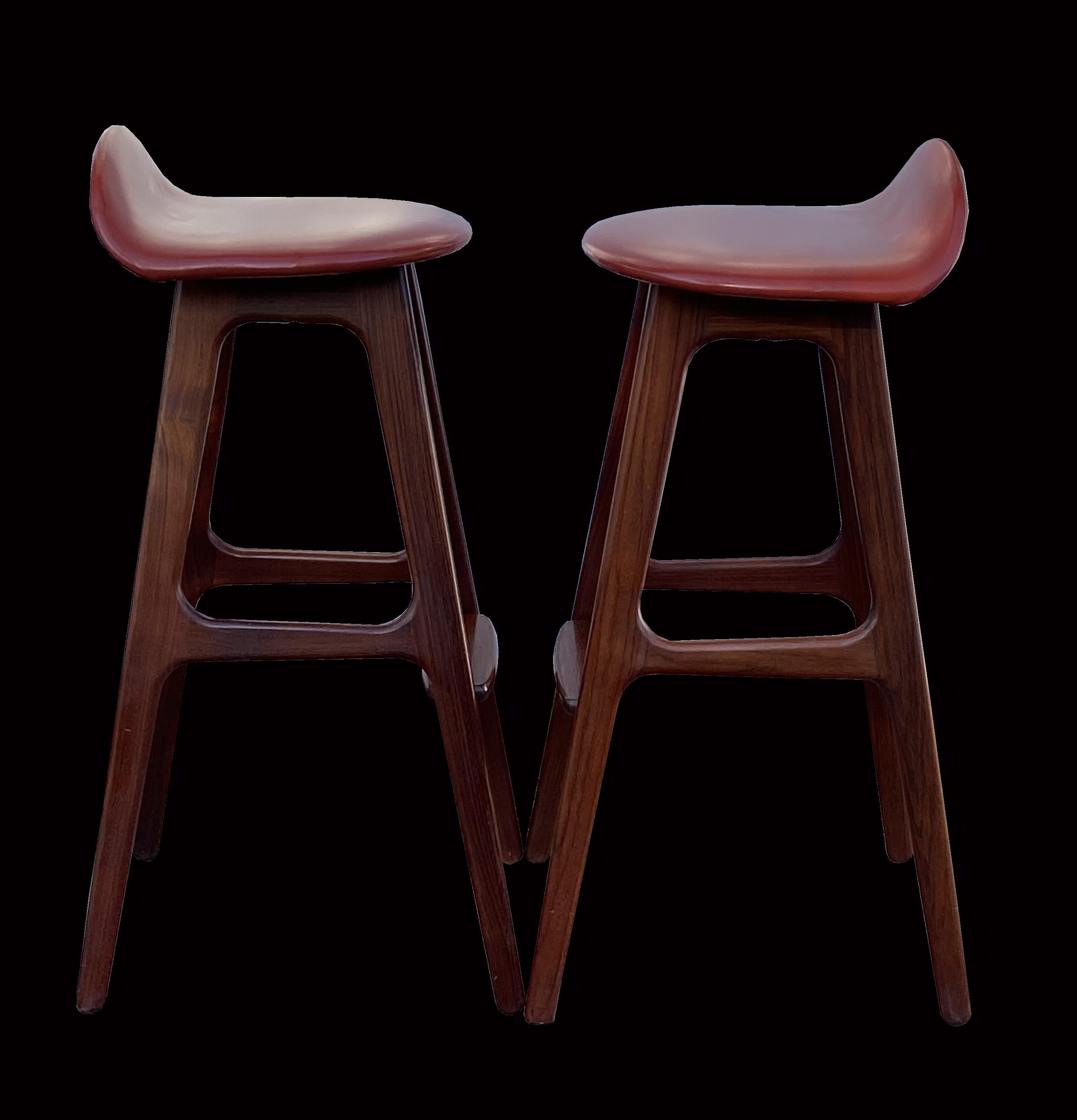 A nice pair of these most sought after barstools in solid Rosewood by Erik Buck for Oddense Mobelsnedkeri, in great condition and with original Oxblood leather cloth seats.
Fortunately Santos rosewood, Machaerium Scleroxylon, is not listed on Cites