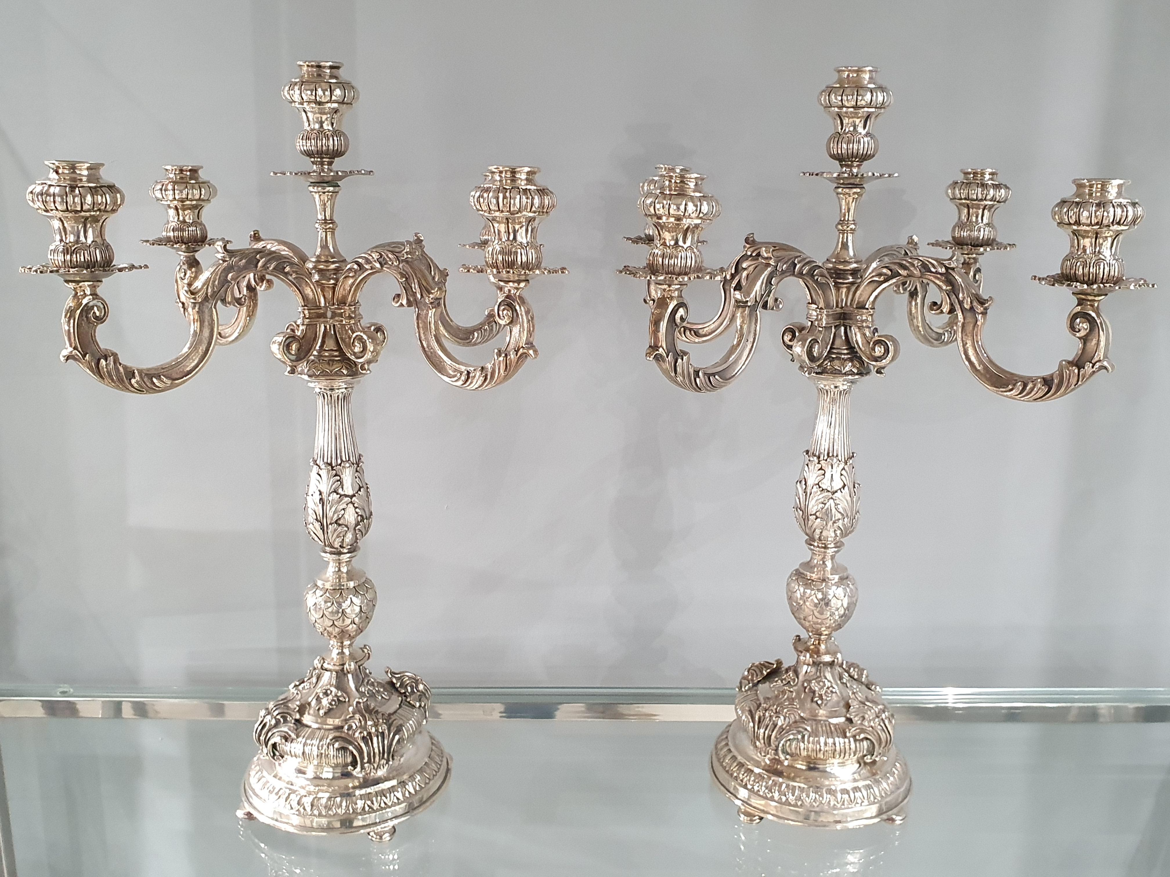 Very nice pair of Solid Silver candelabra 

The circular base decorated with friezes of leaves, foliage and flowers, recall decoration on the barrel and the branches. Gadrooned binets. 

800 silver hallmark 
Height: 53 cm 
Weight: 6,150