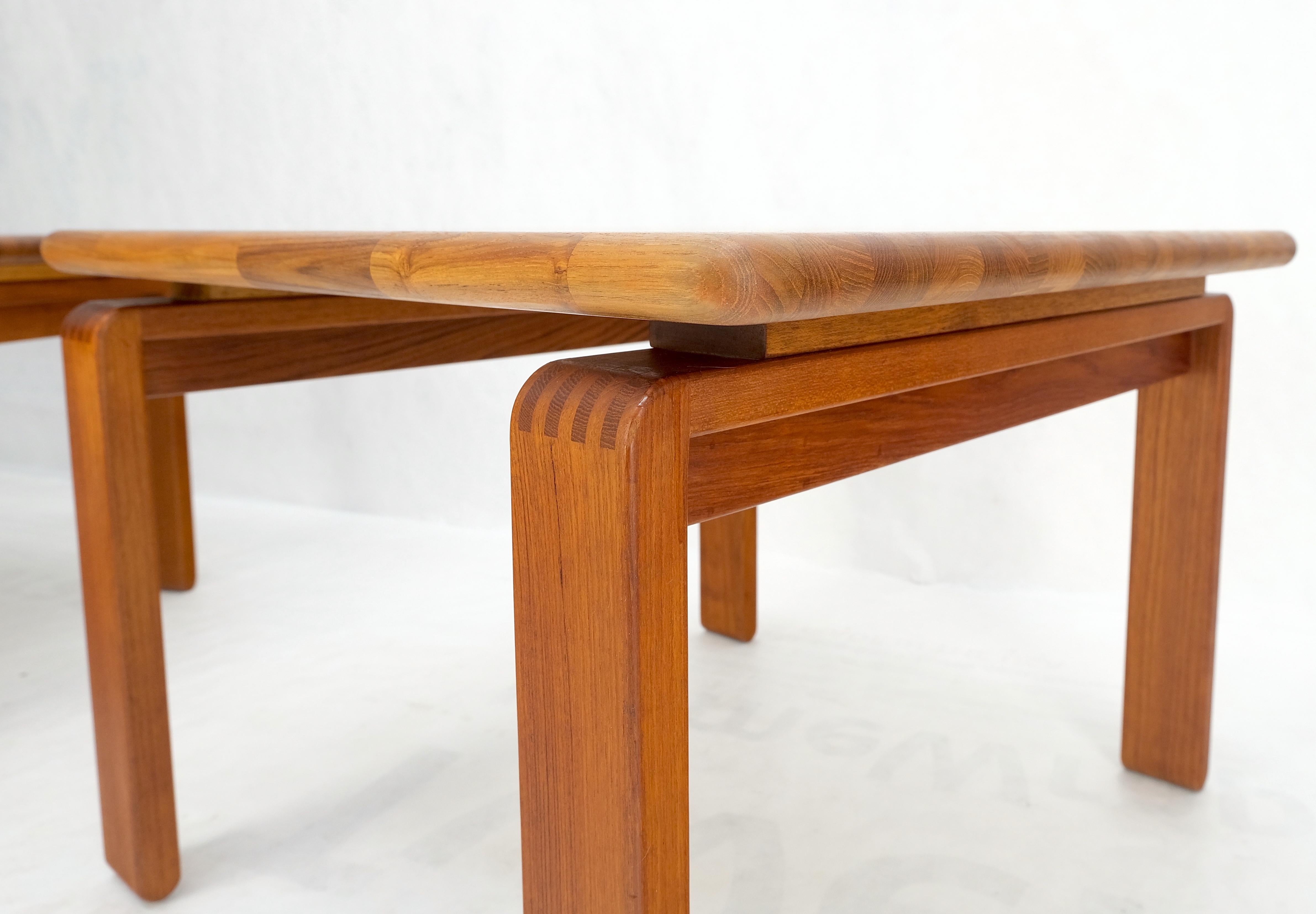 Ein Paar quadratische dänische Beistelltische aus massivem Teakholz, Mid-Century Modern, MINT im Angebot 3
