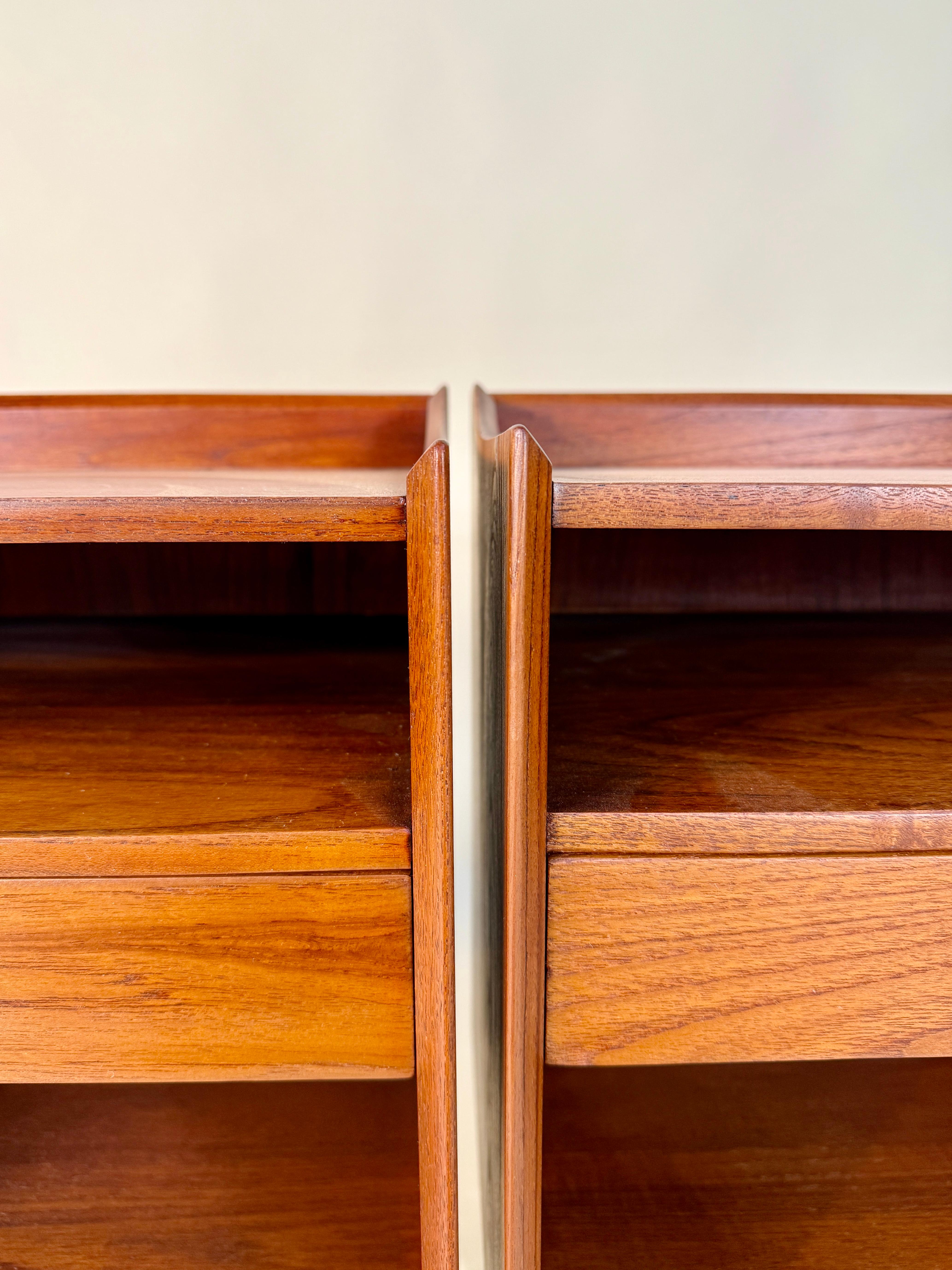 Pair of Teak Nightstands by Peter Hvidt for Søborg Møbelfabrik – Denmark, 1950s

A beautifully refined pair of mid-century modern teak nightstands designed by renowned Danish architect and designer Peter Hvidt for Søborg Møbelfabrik, Denmark, circa