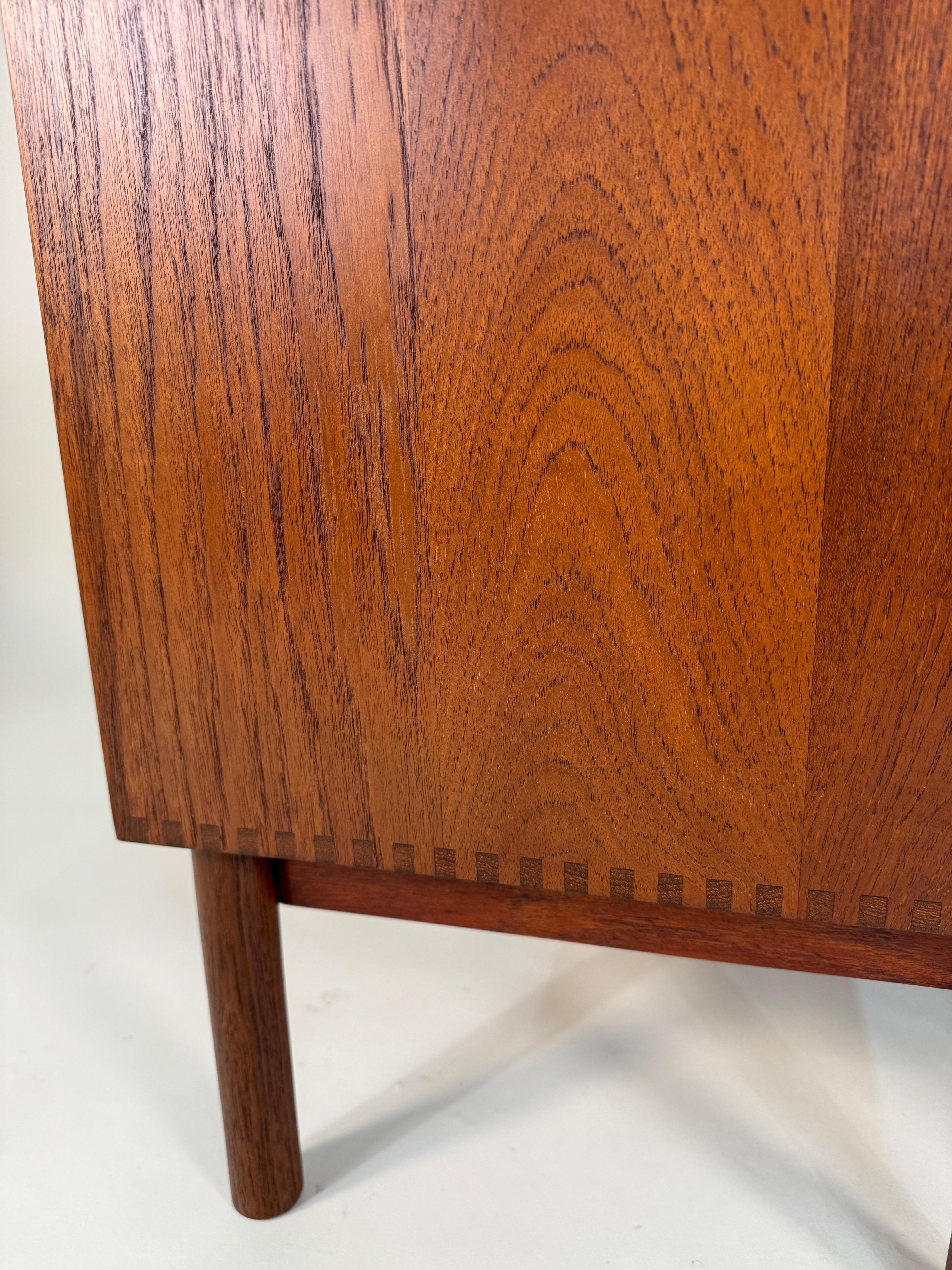 Pair of Solid Teak Nightstands by Peter Hvidt for Søborg Møbelfabrik, Mid Centur Escandinavo moderno en venta