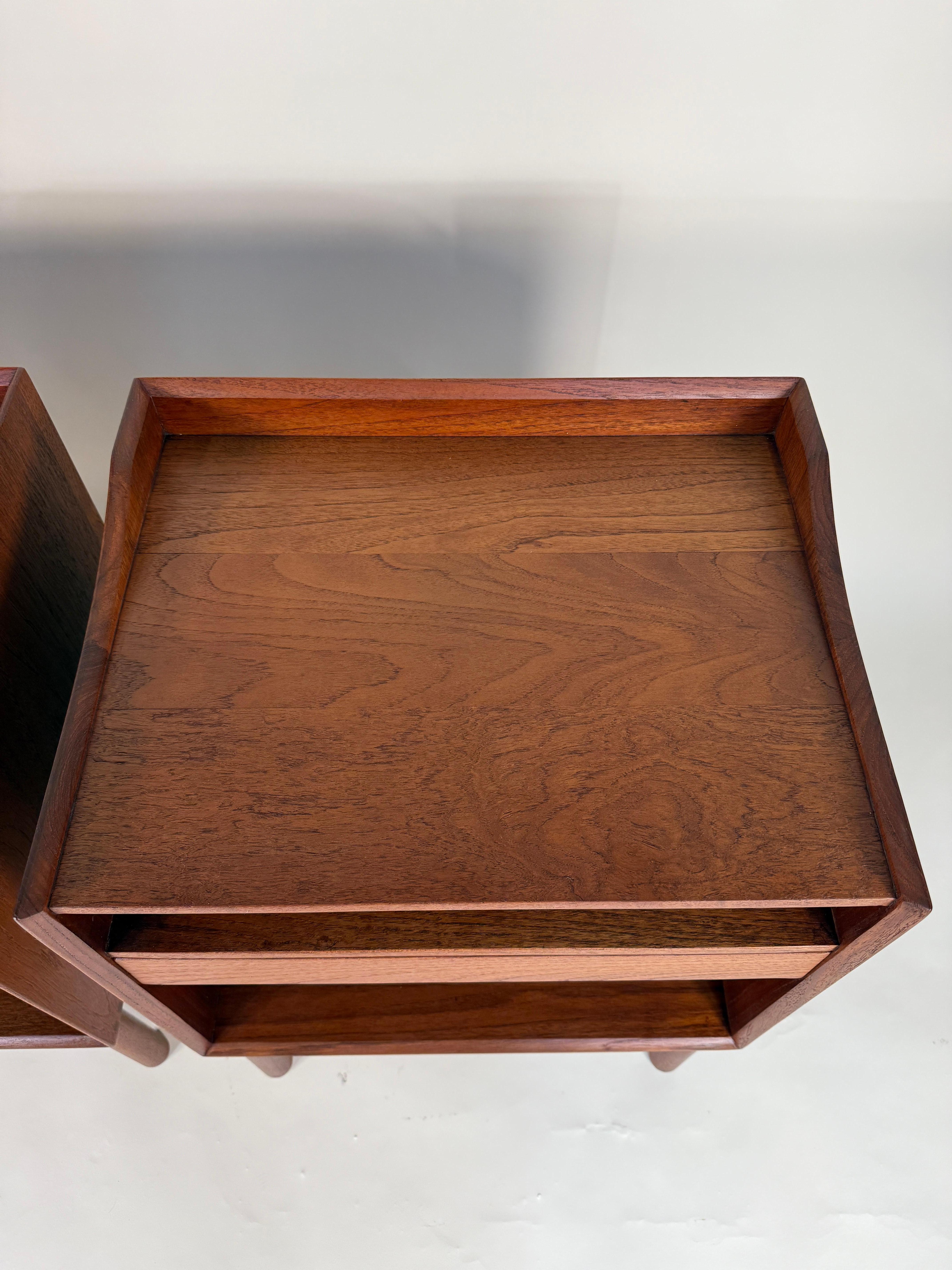 Pair of Solid Teak Nightstands by Peter Hvidt for Søborg Møbelfabrik, Mid Centur en Bueno estado para la venta en San Diego, CA