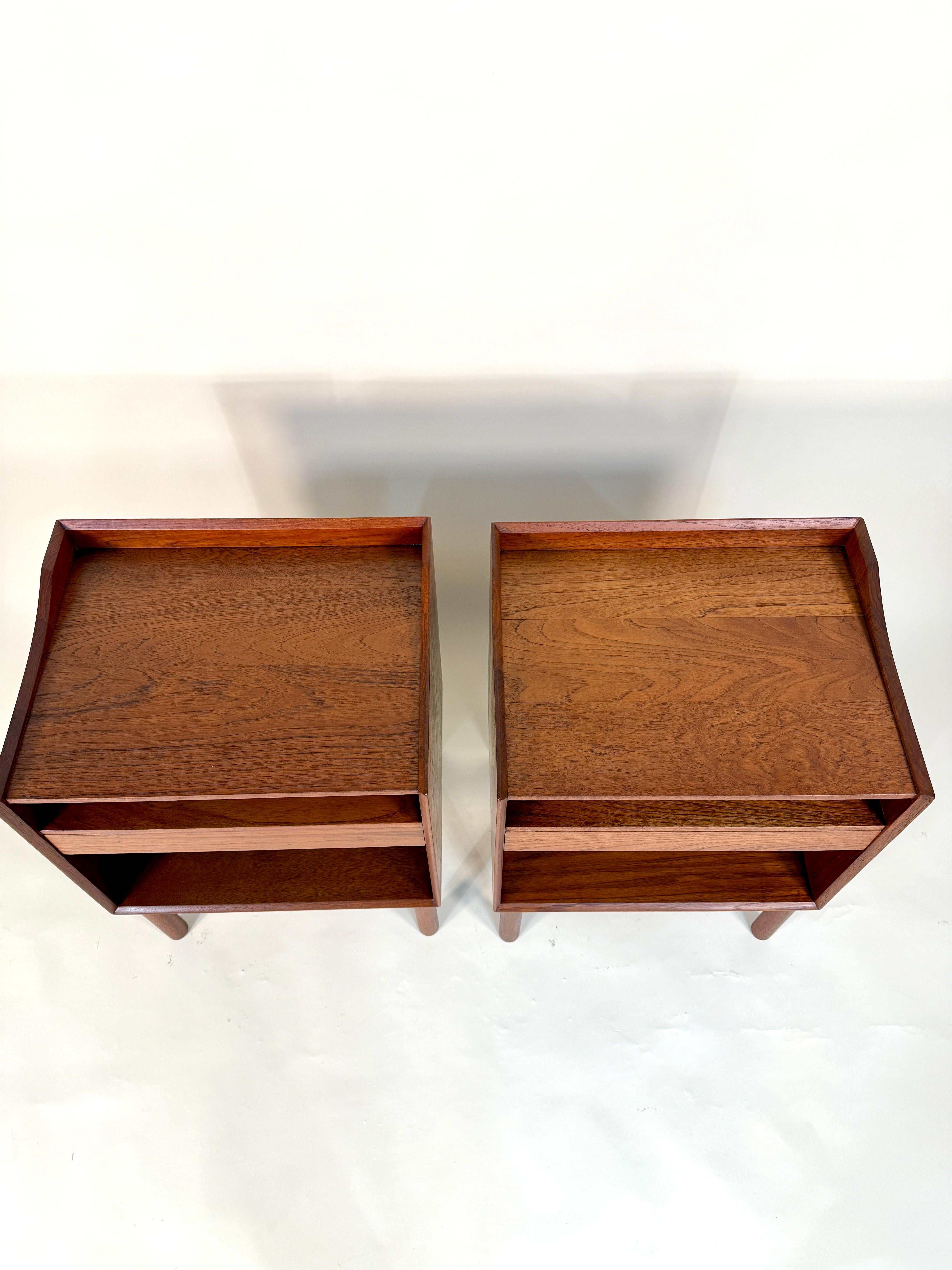 Pair of Solid Teak Nightstands by Peter Hvidt for Søborg Møbelfabrik, Mid Centur mediados del siglo XX en venta