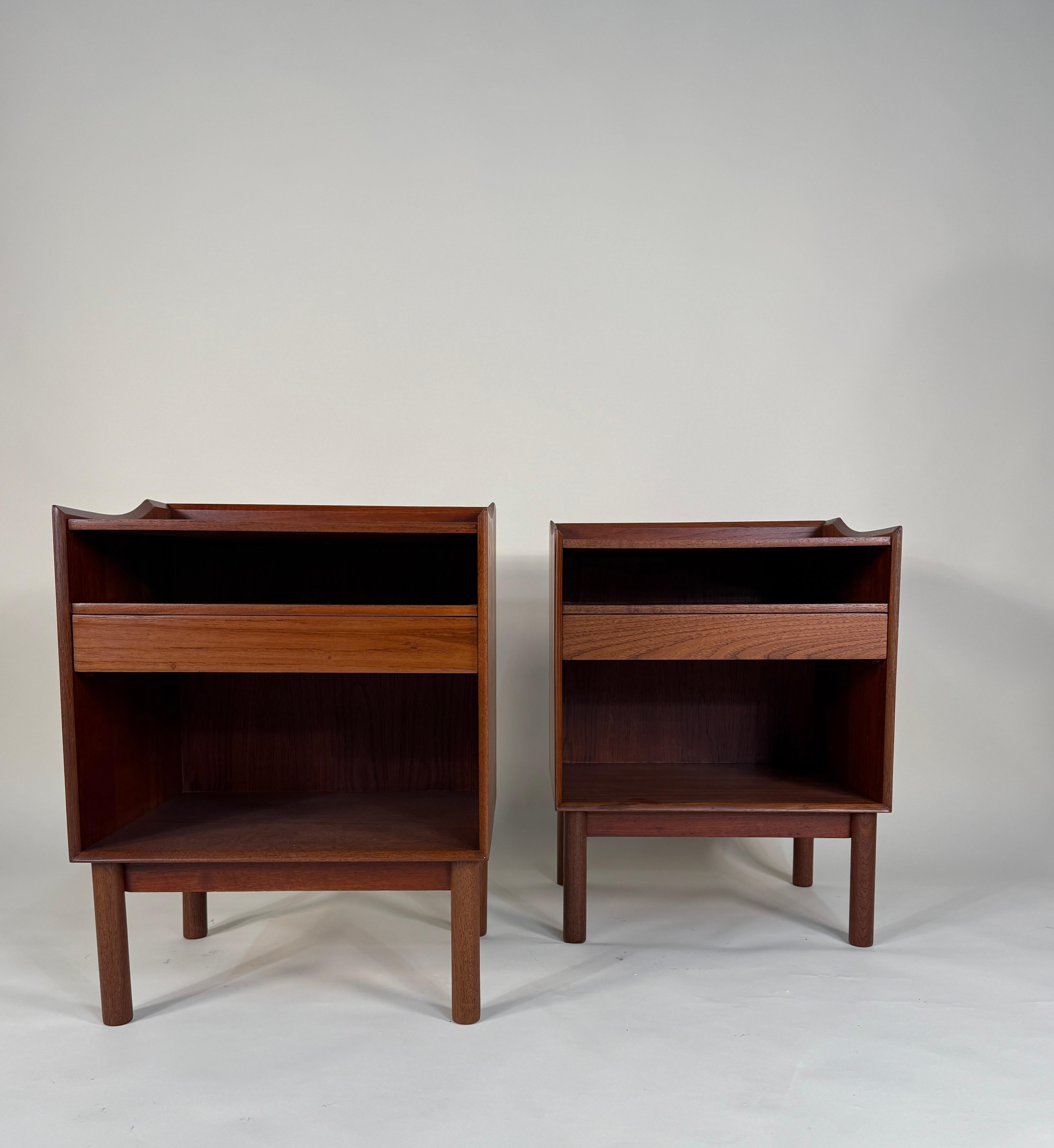 Pair of Solid Teak Nightstands by Peter Hvidt for Søborg Møbelfabrik, Mid Centur Teca en venta