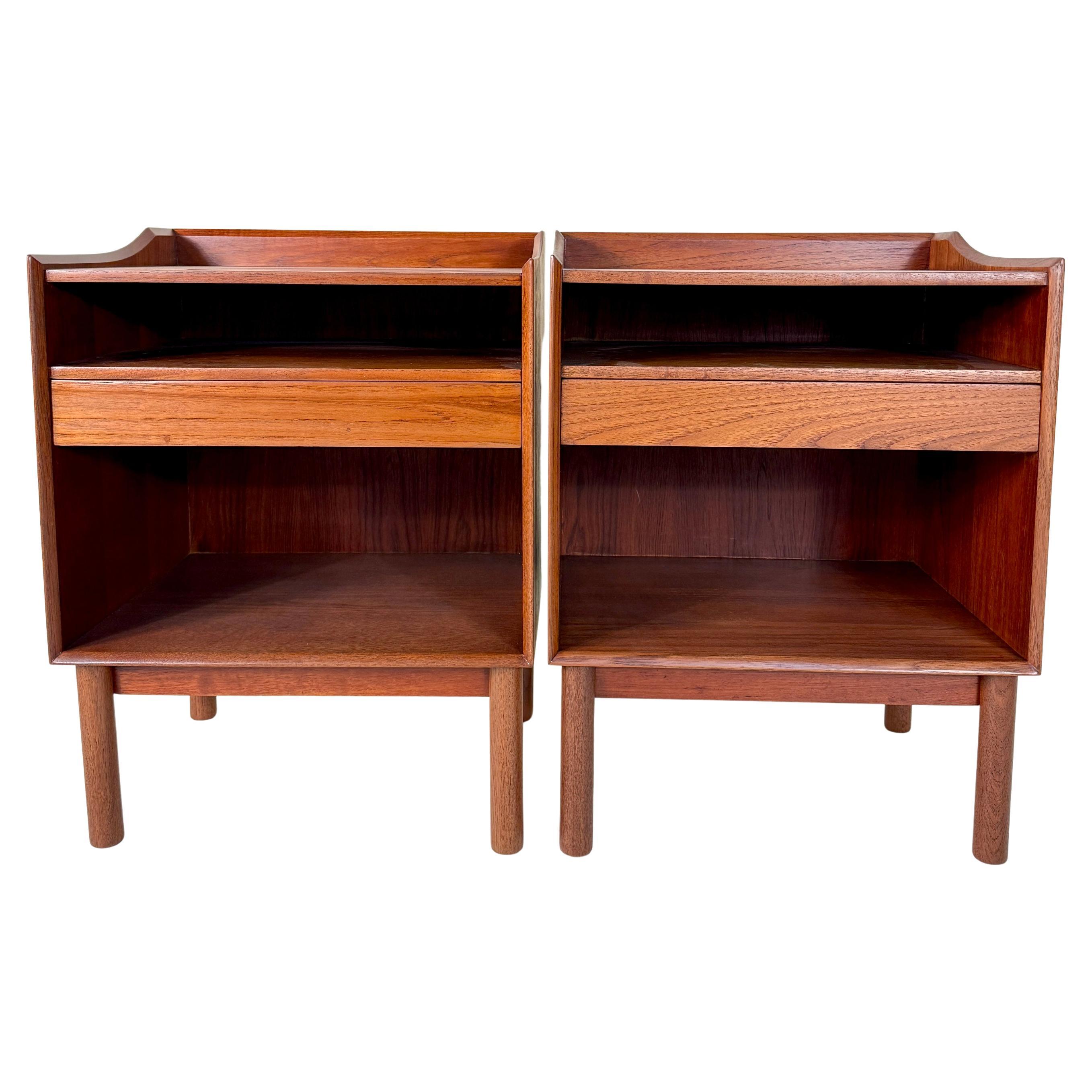Pair of Solid Teak Nightstands by Peter Hvidt for Søborg Møbelfabrik, Mid Centur en venta