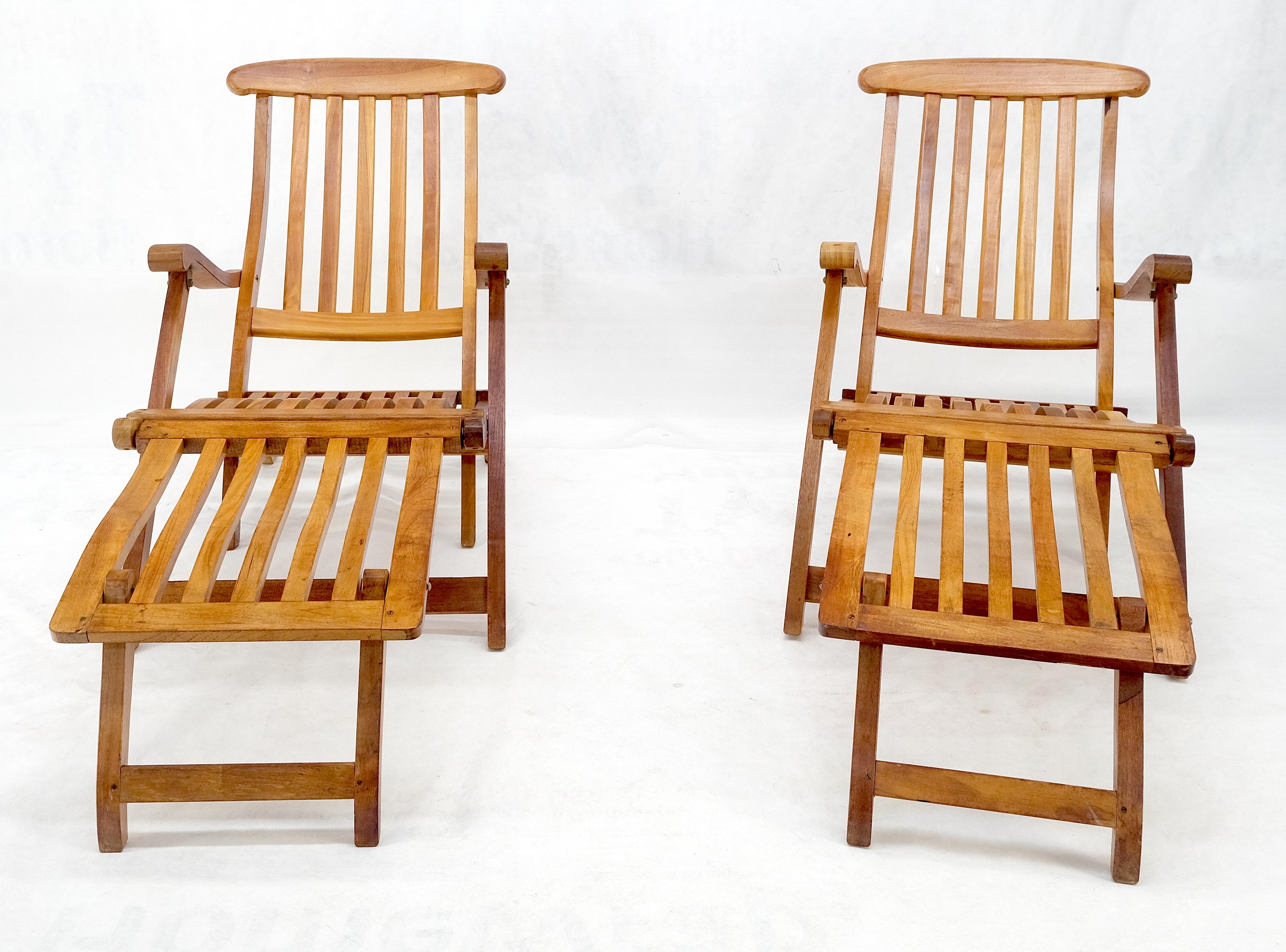 Paar solide Teak Outdoor Folding Chaise Lounge Chairs MINT! (Lackiert) im Angebot