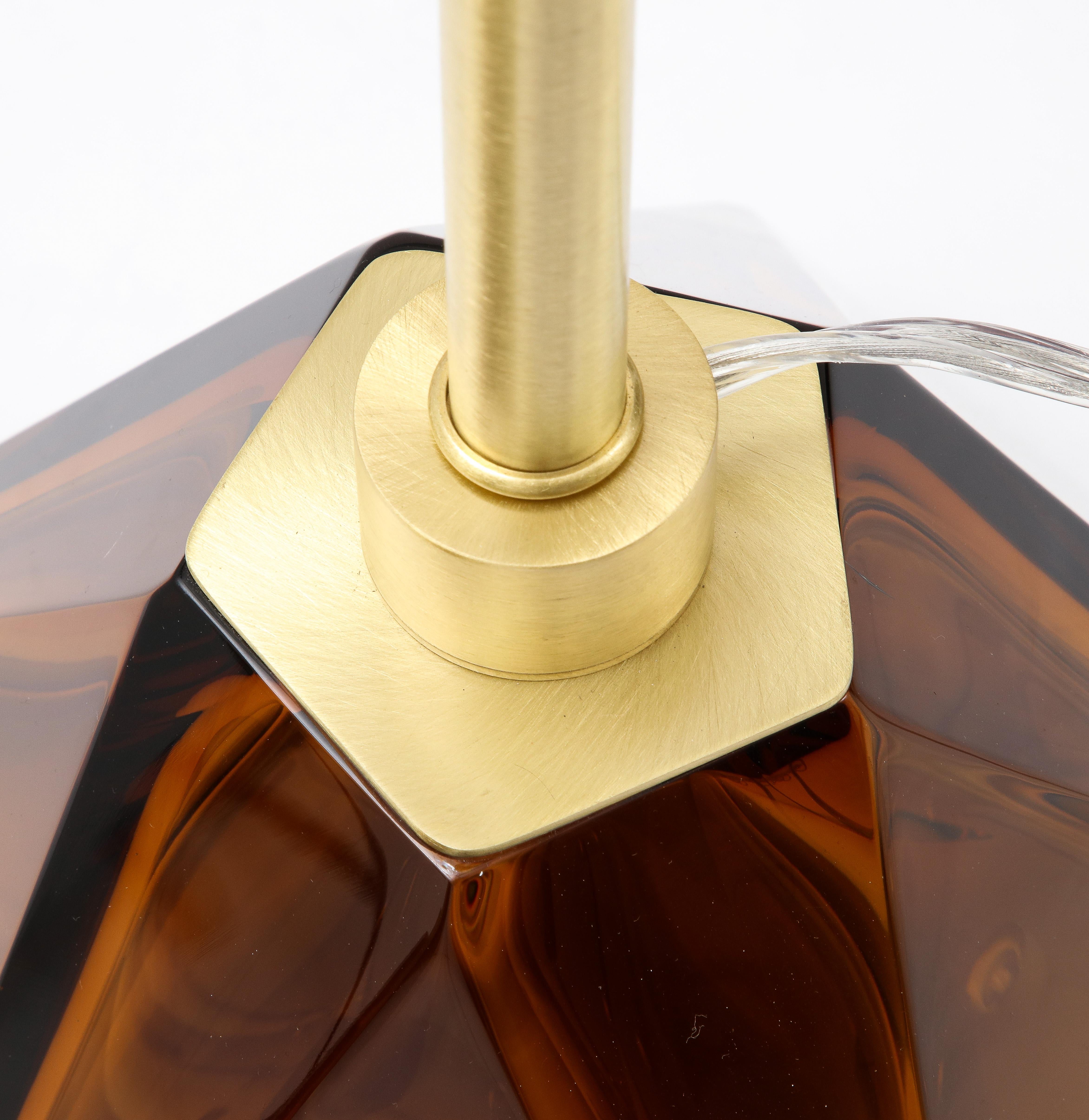 Paire de lampes en verre de Murano de couleur tabac ou ambre foncé (miel), fabriquées à la main et signées par le maître verrier italien Alberto Donà. Ces lampes sont solides et lourdes et ressemblent presque à des bijoux. La couleur est riche et