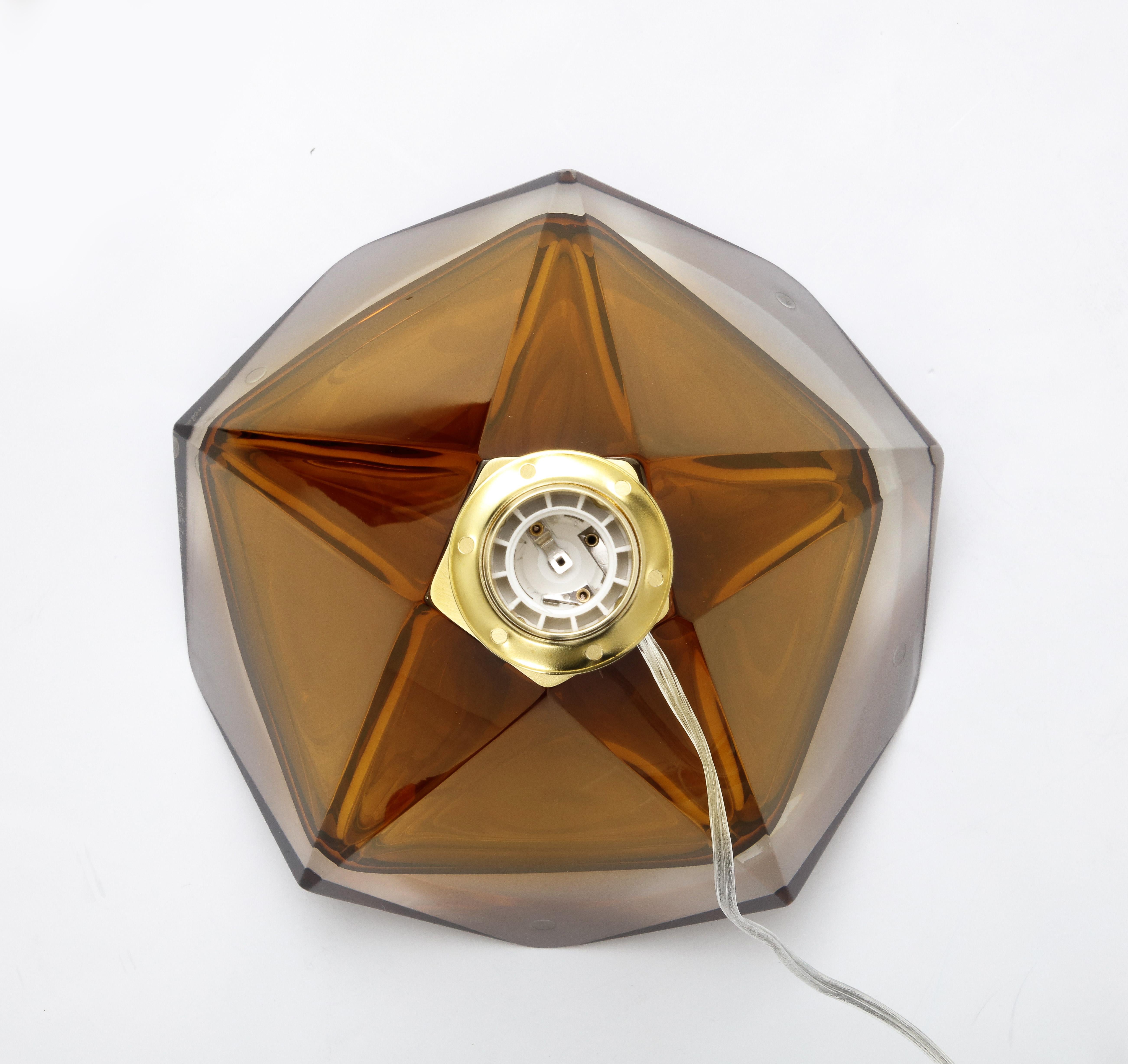 Fait main Paire de lampes en verre de Murano massif ou ambre et laiton, signées, Italie, 2022 en vente