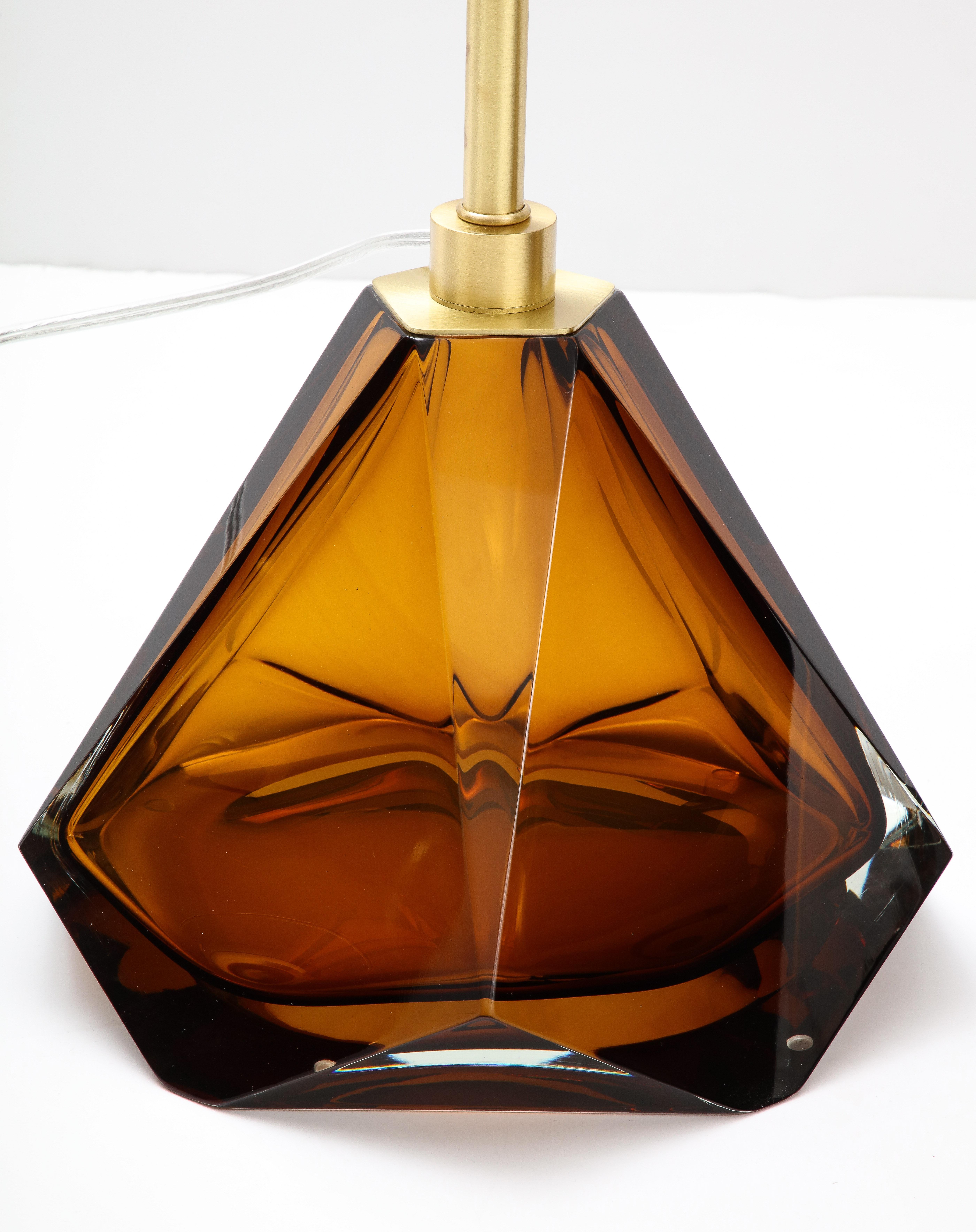 XXIe siècle et contemporain Paire de lampes en verre de Murano massif ou ambre et laiton, signées, Italie, 2022 en vente