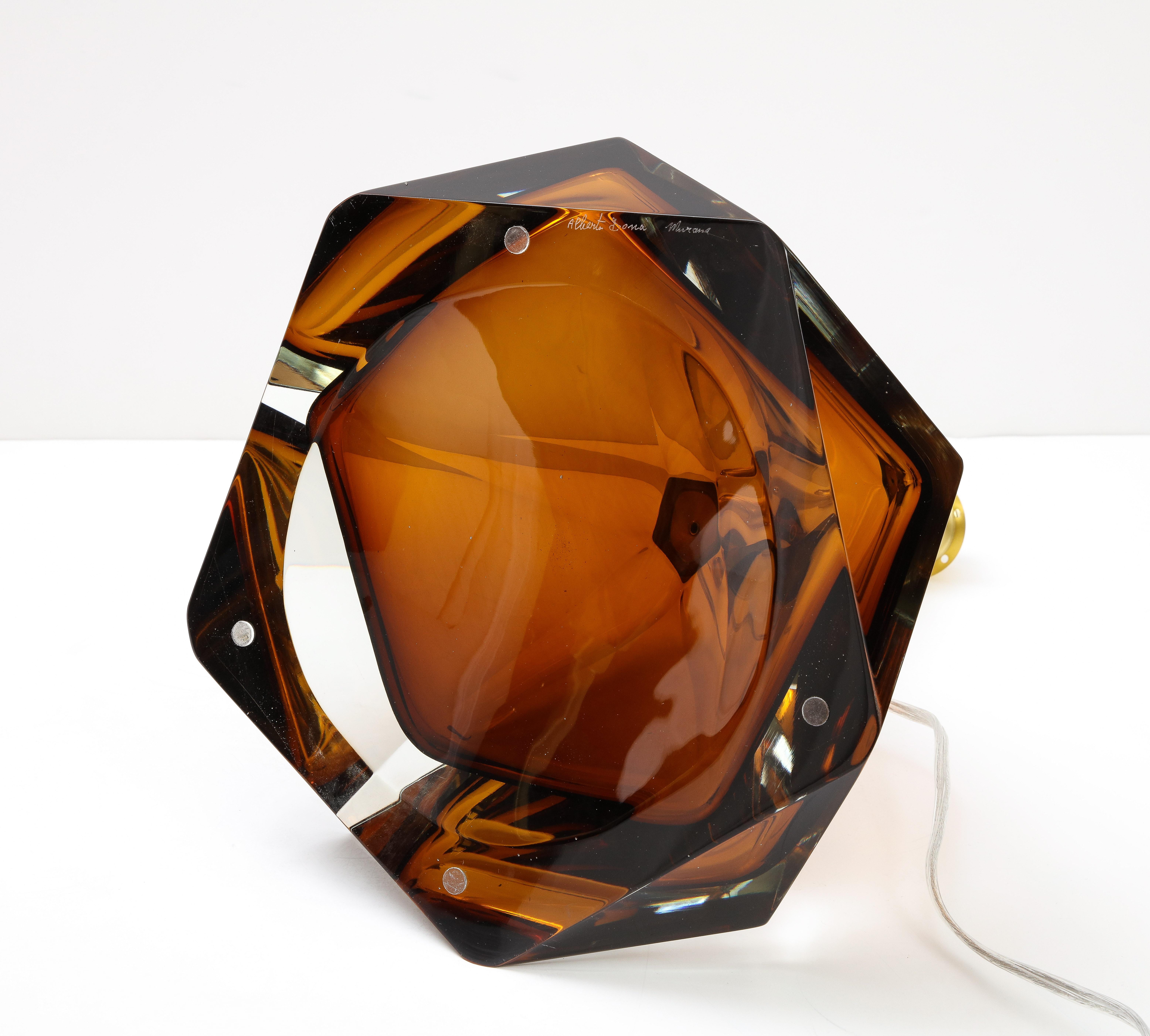 Laiton Paire de lampes en verre de Murano massif ou ambre et laiton, signées, Italie, 2022 en vente