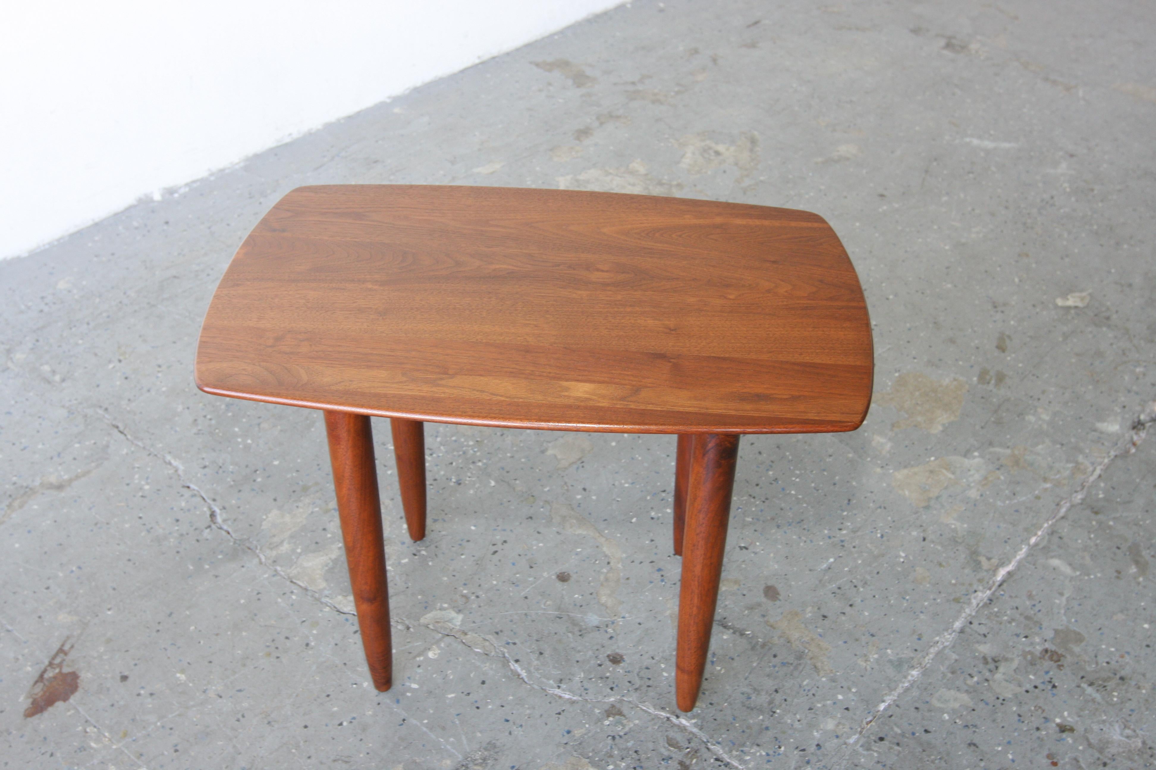 Pair of Solid Walnut Danish modern Ace side tables in the style of Peter Hivdit In Excellent Condition For Sale In Las Vegas, NV