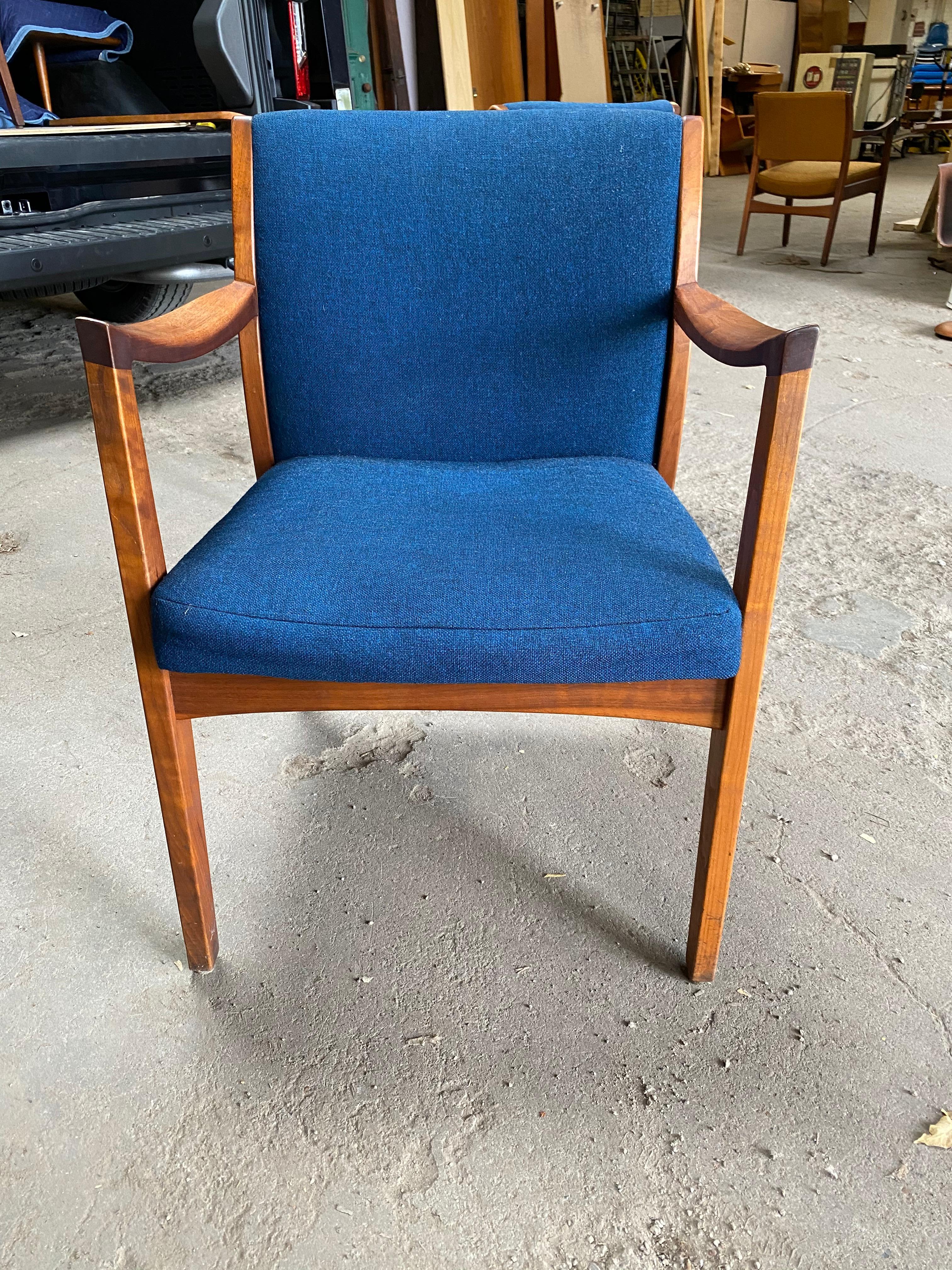 Mid-Century Modern Paire de chaises longues modernistes en noyer massif par Gunlocke Chair Co. en vente