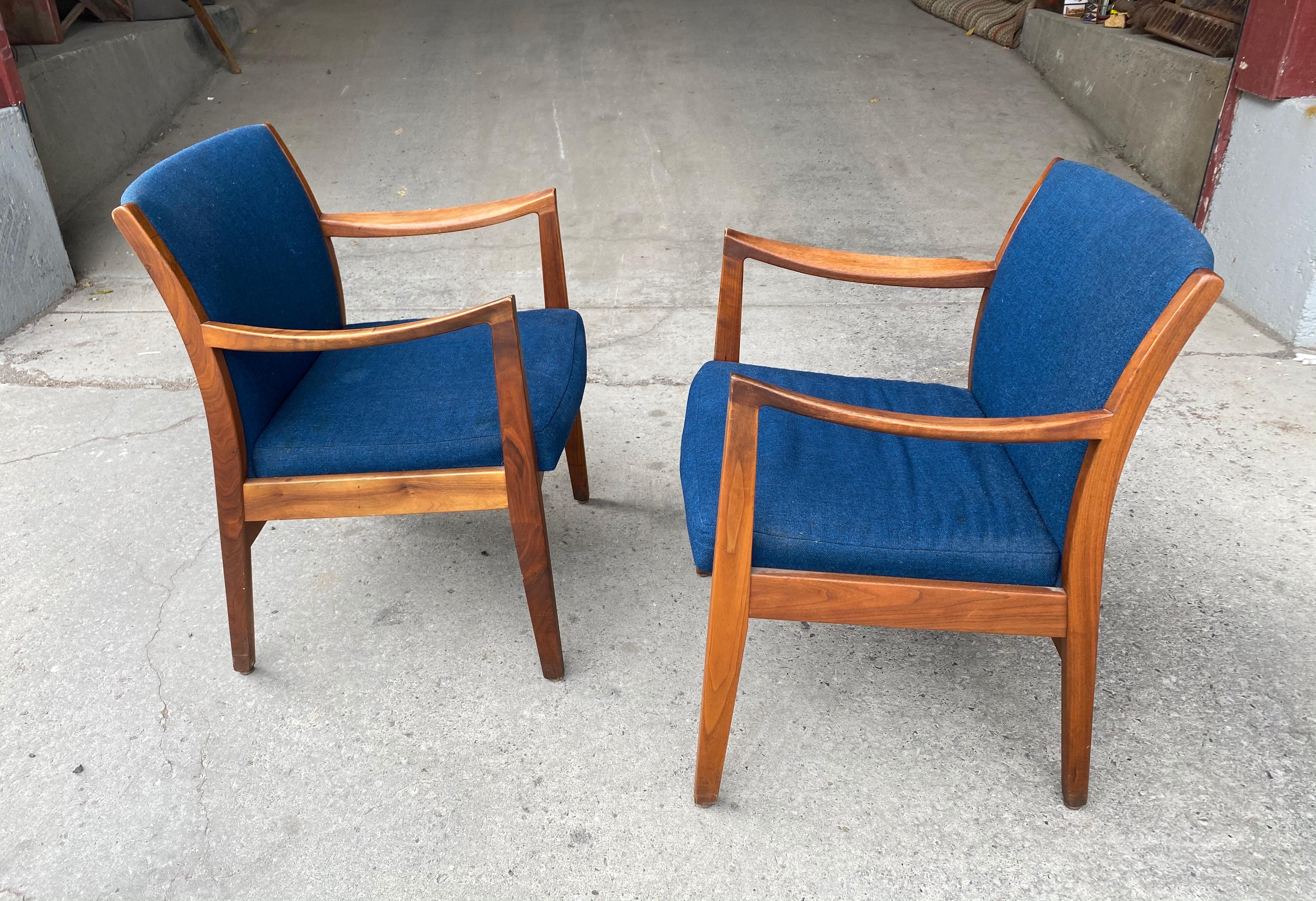 Modernistische Loungesessel aus massivem Nussbaumholz von Gunlocke Chair Co., Paar im Zustand „Gut“ im Angebot in Buffalo, NY