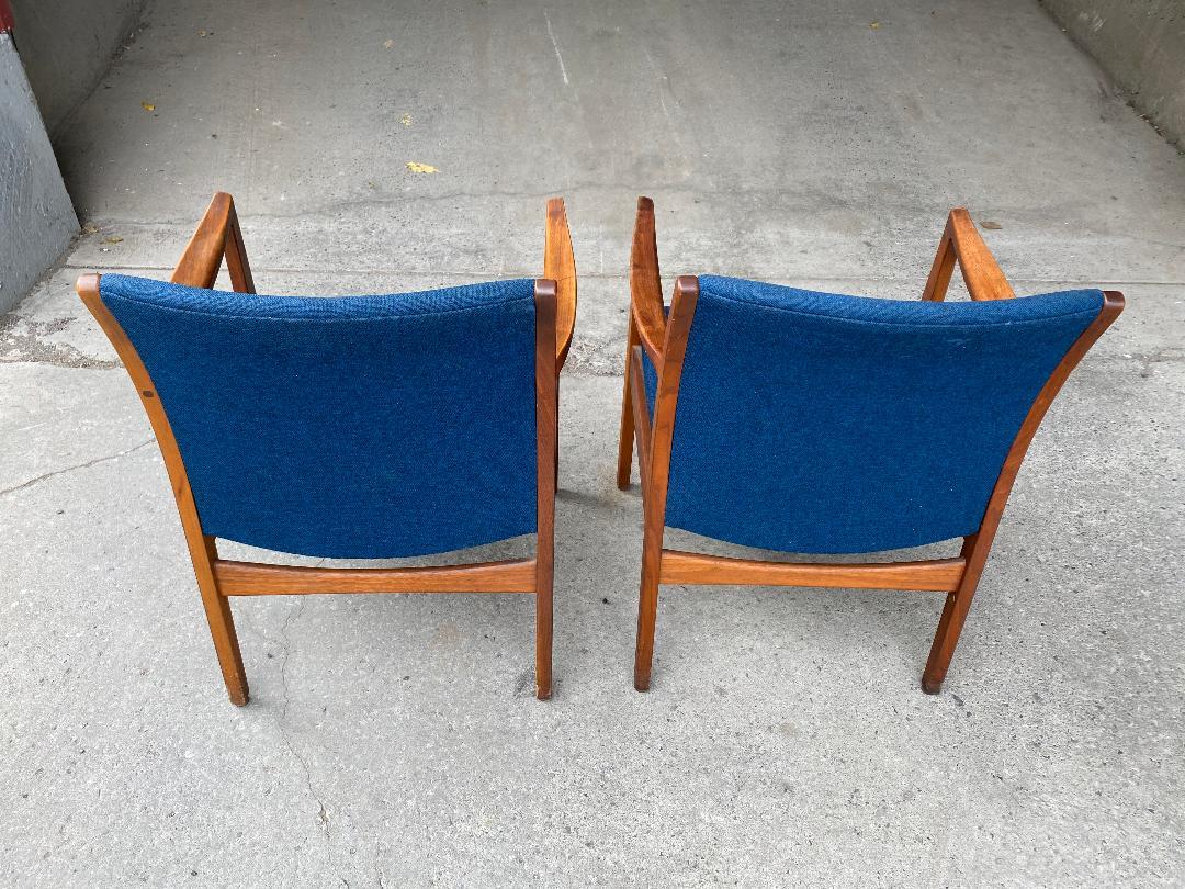 Pair of Solid Walnut Modernist Lounge Chairs by Gunlocke Chair Co. In Good Condition For Sale In Buffalo, NY