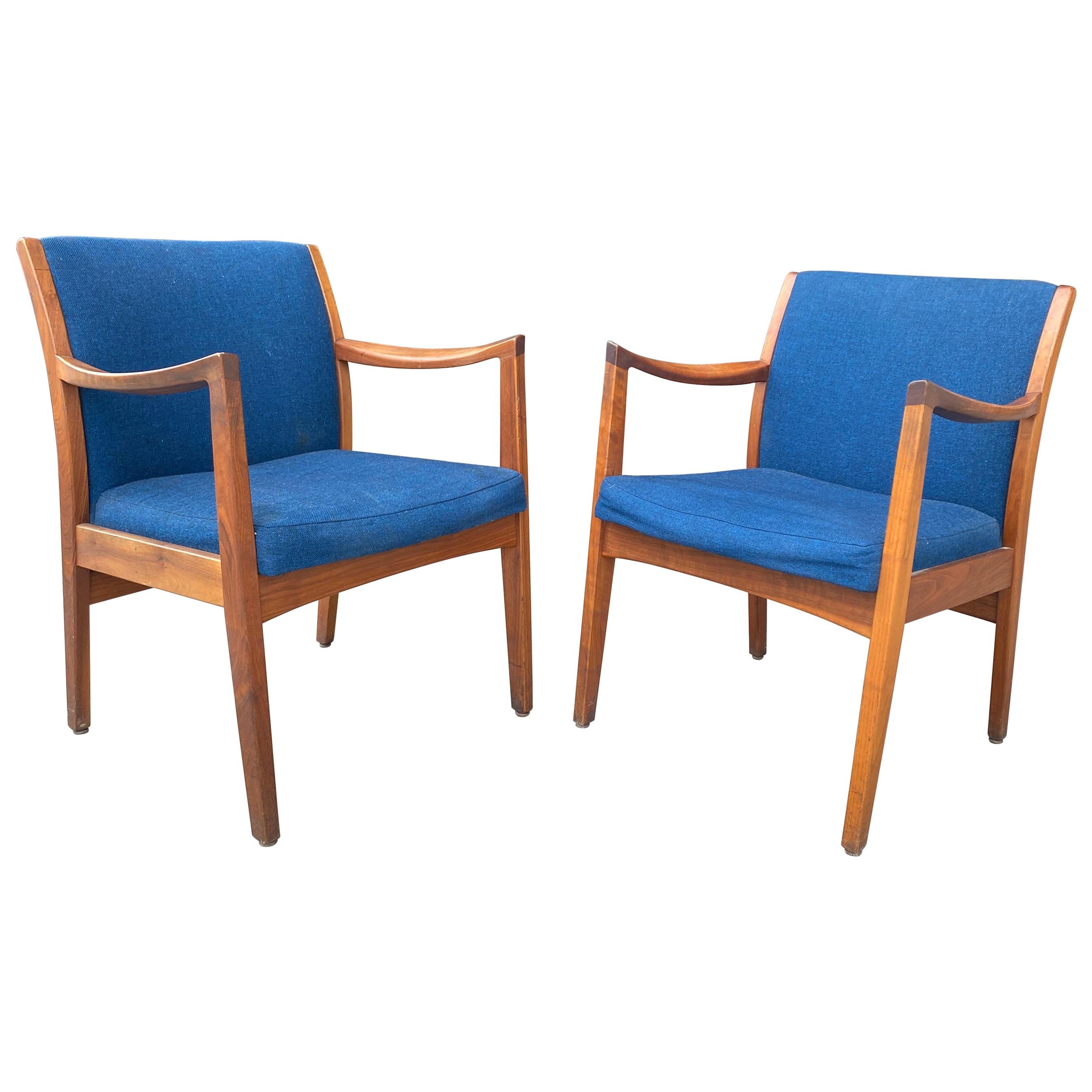 Pareja de sillas de salón modernistas de nogal macizo de Gunlocke Chair Co.