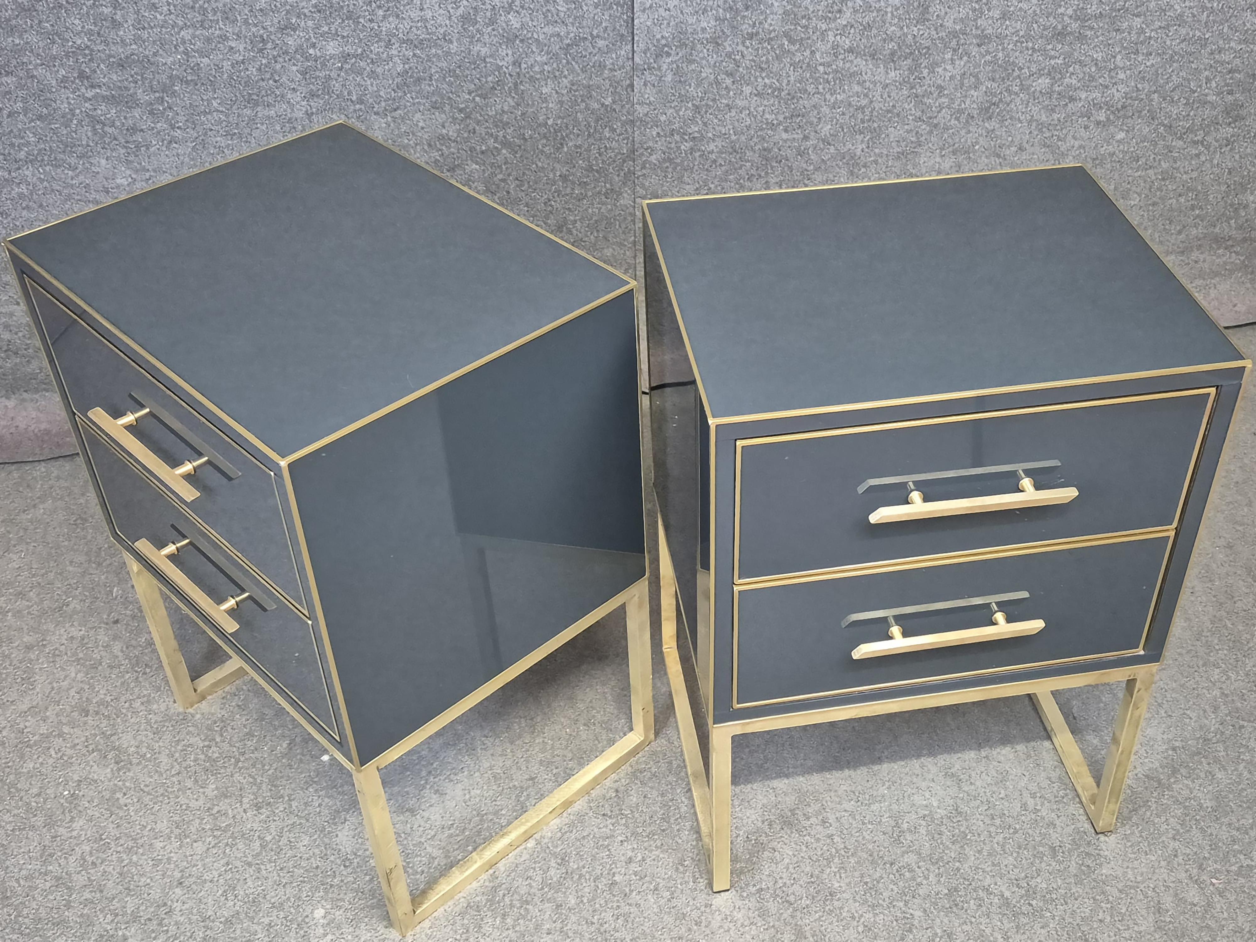 Pair of solid wood bedside tables with grey Murano glass, brass edges and handles: an example of Italian craftsmanship and mid-century modern style.

Each bedside table features a smooth grey Murano glass surface, elegantly framed by hand-finished