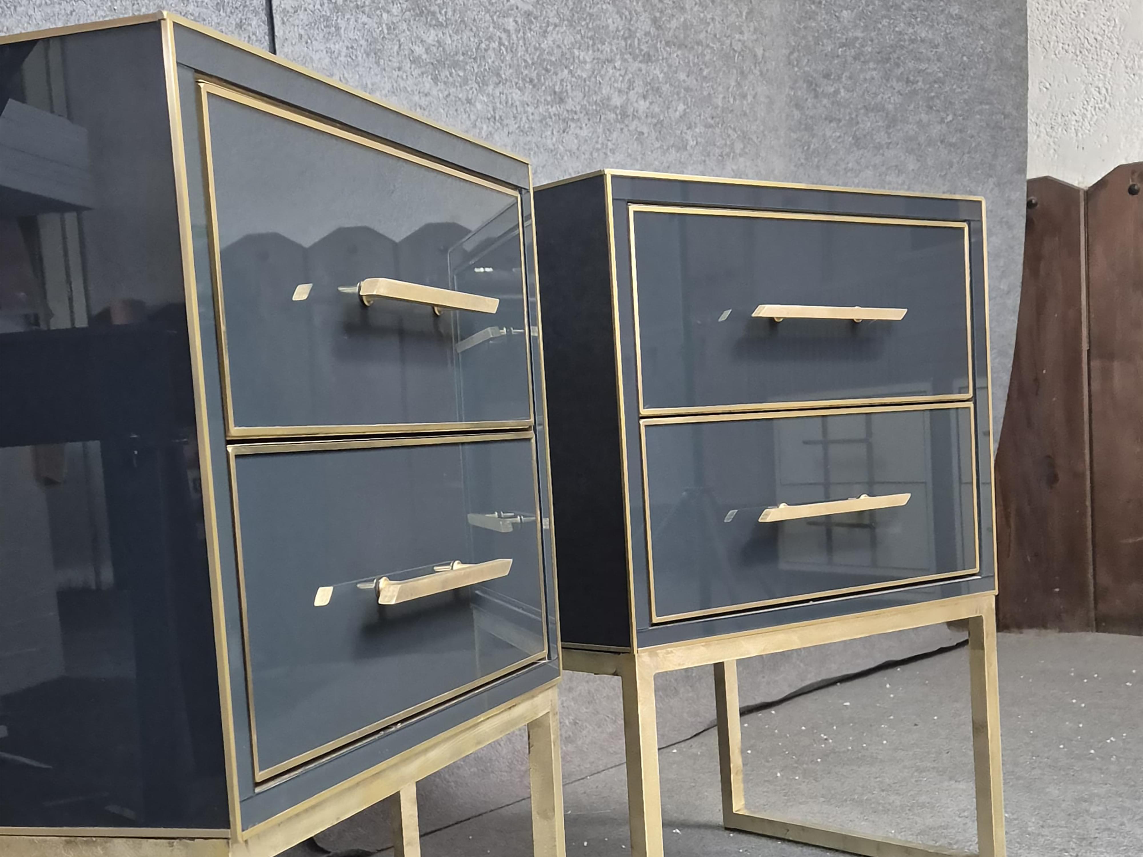 Mid-Century Modern Pair of Solid Wood Bedside Tables with Grey Murano Glass, Brass Edges & Handles For Sale
