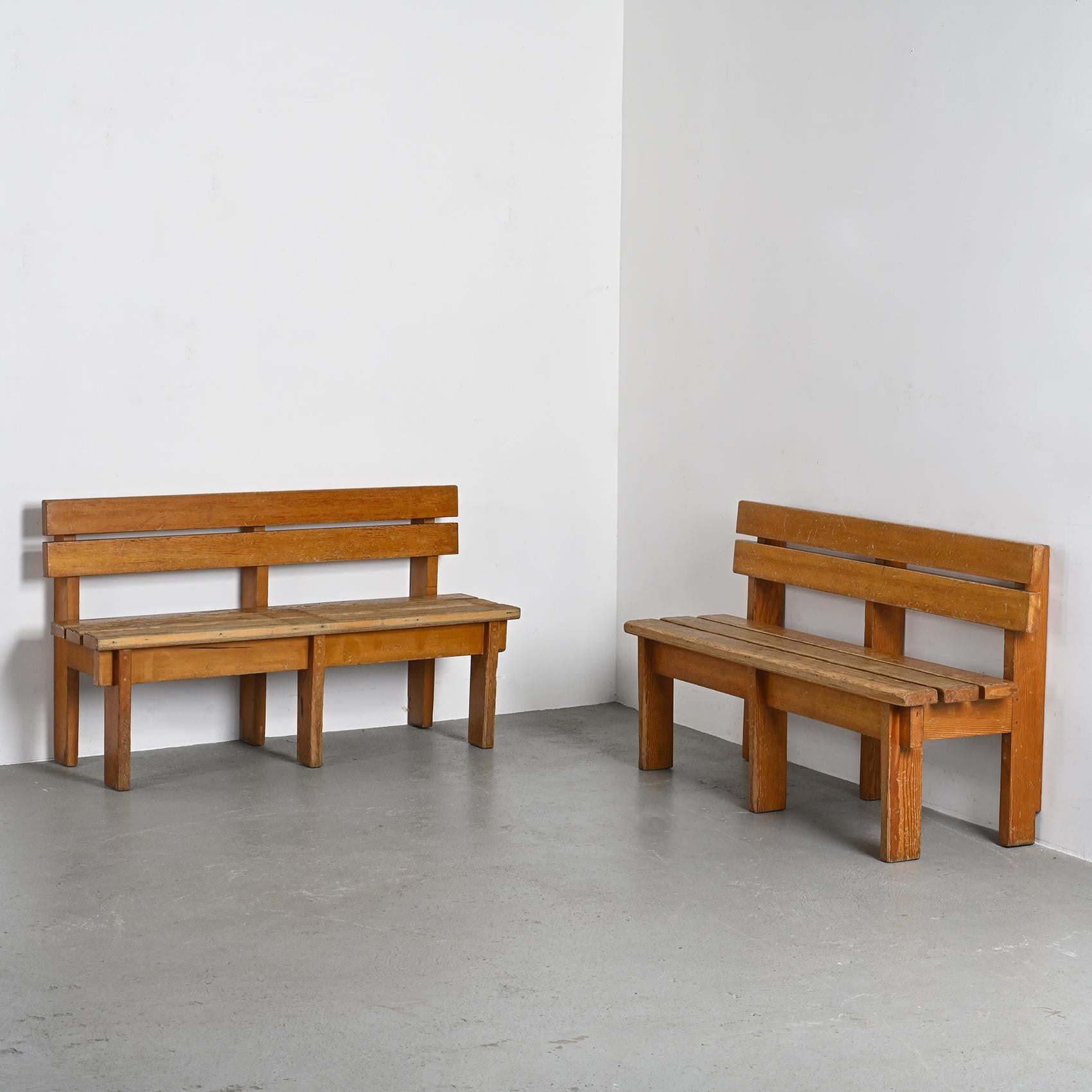 Paire de bancs en bois massif dessinés par Christian Durupt pour un chalet à Courchevel, vers 1960

Réalisés en pin local, ces bancs présentent une construction simple et solide. Le dossier à deux lattes et l'assise en larges planches évoquent