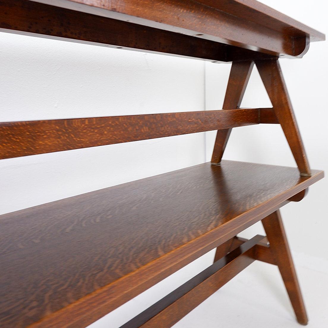 Mid-Century moderno Coppia di panche in legno massiccio con piedi a compasso in vendita