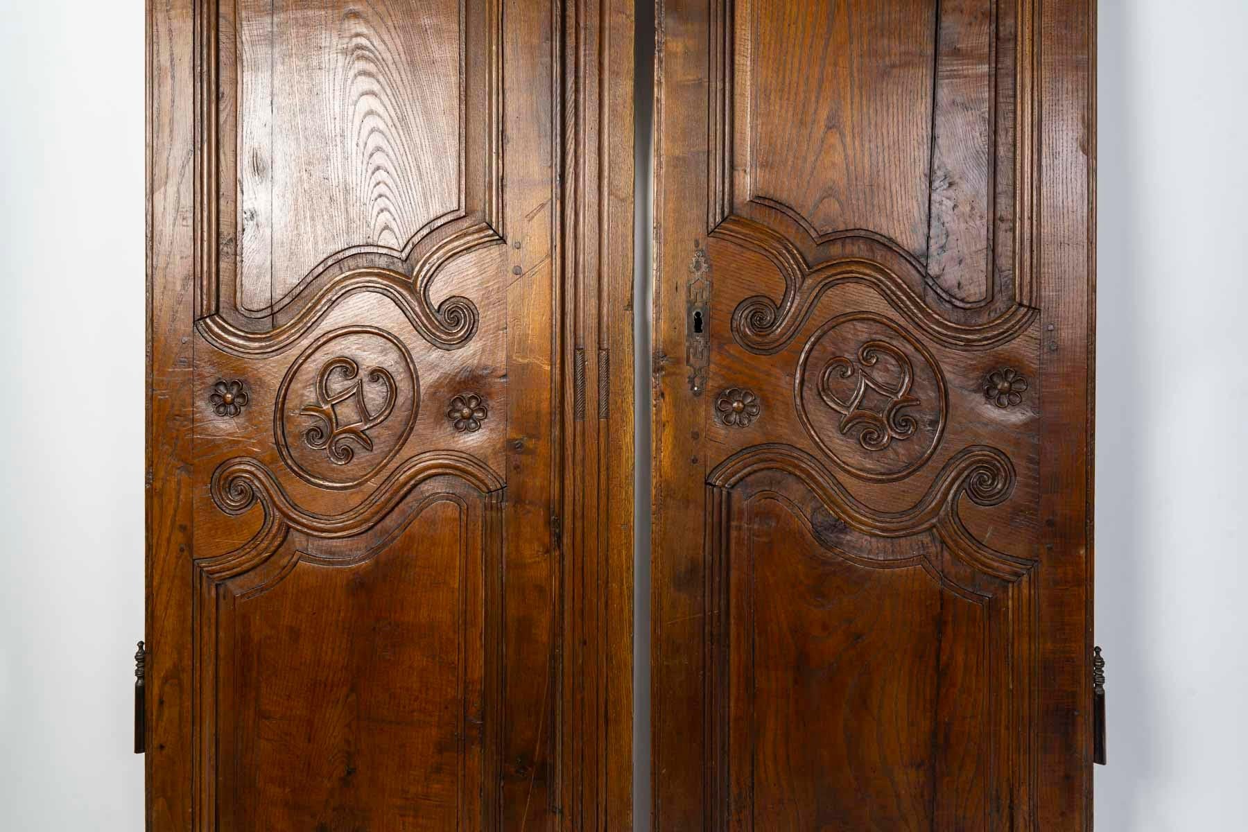 Coppia di ante di armadio in legno massiccio, XIX secolo, periodo Napoleone III.

Coppia di ante di armadio in legno massiccio del XIX secolo, periodo Napoleone III.
Destra: H. H. 173,5 cm, L. 52 cm, P. 2 cm
Sinistra: H. H. 173.5, L. 61 cm, P. 2 cm

