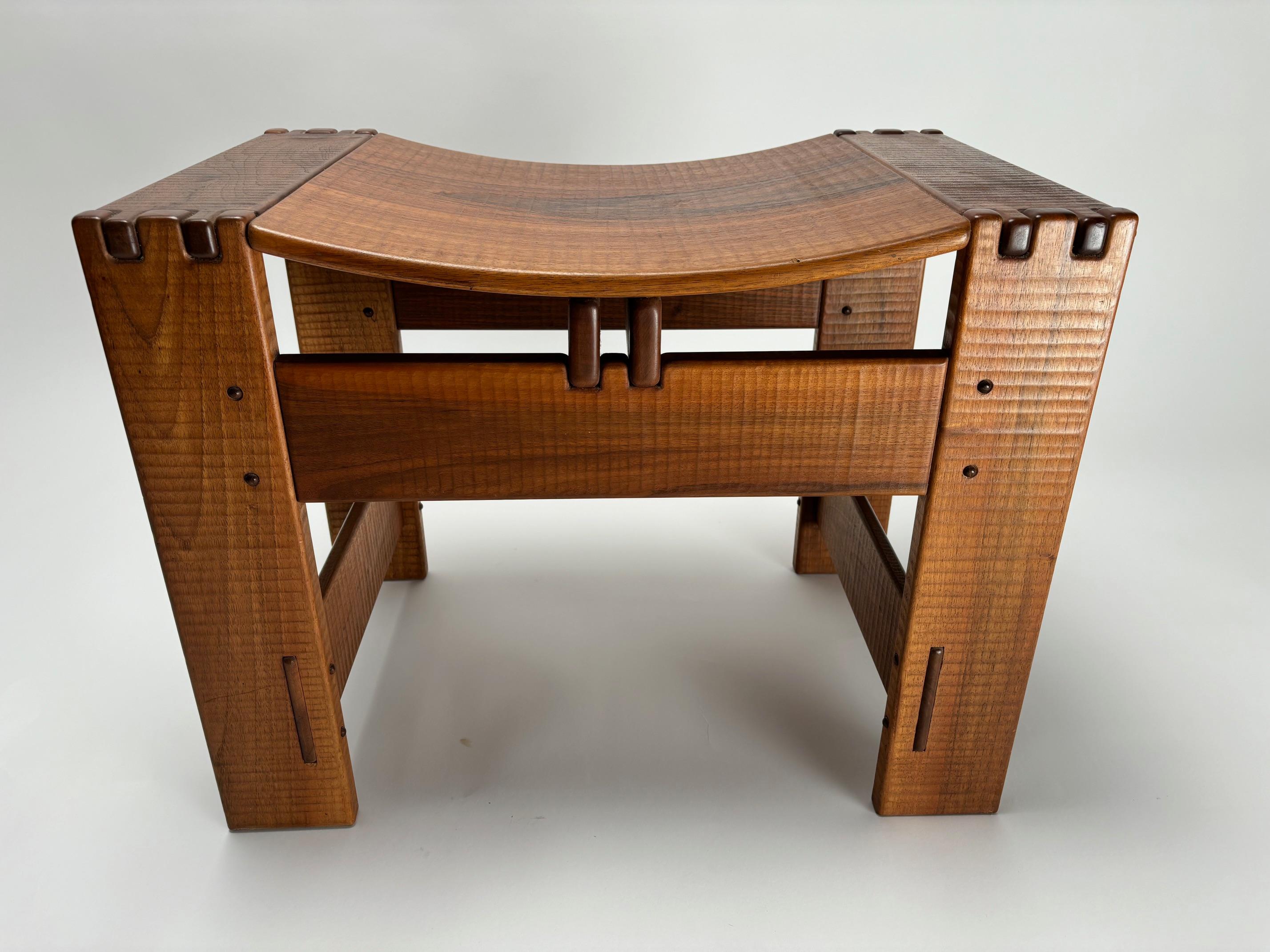 Rara coppia di sgabelli in legno massiccio di Giuseppe Rivadossi per Officina Rivadossi, Italia, anni '70.

Si tratta di opere scultoree, create da uno dei più sofisticati produttori italiani e interamente realizzate in legno massiccio; opere uniche