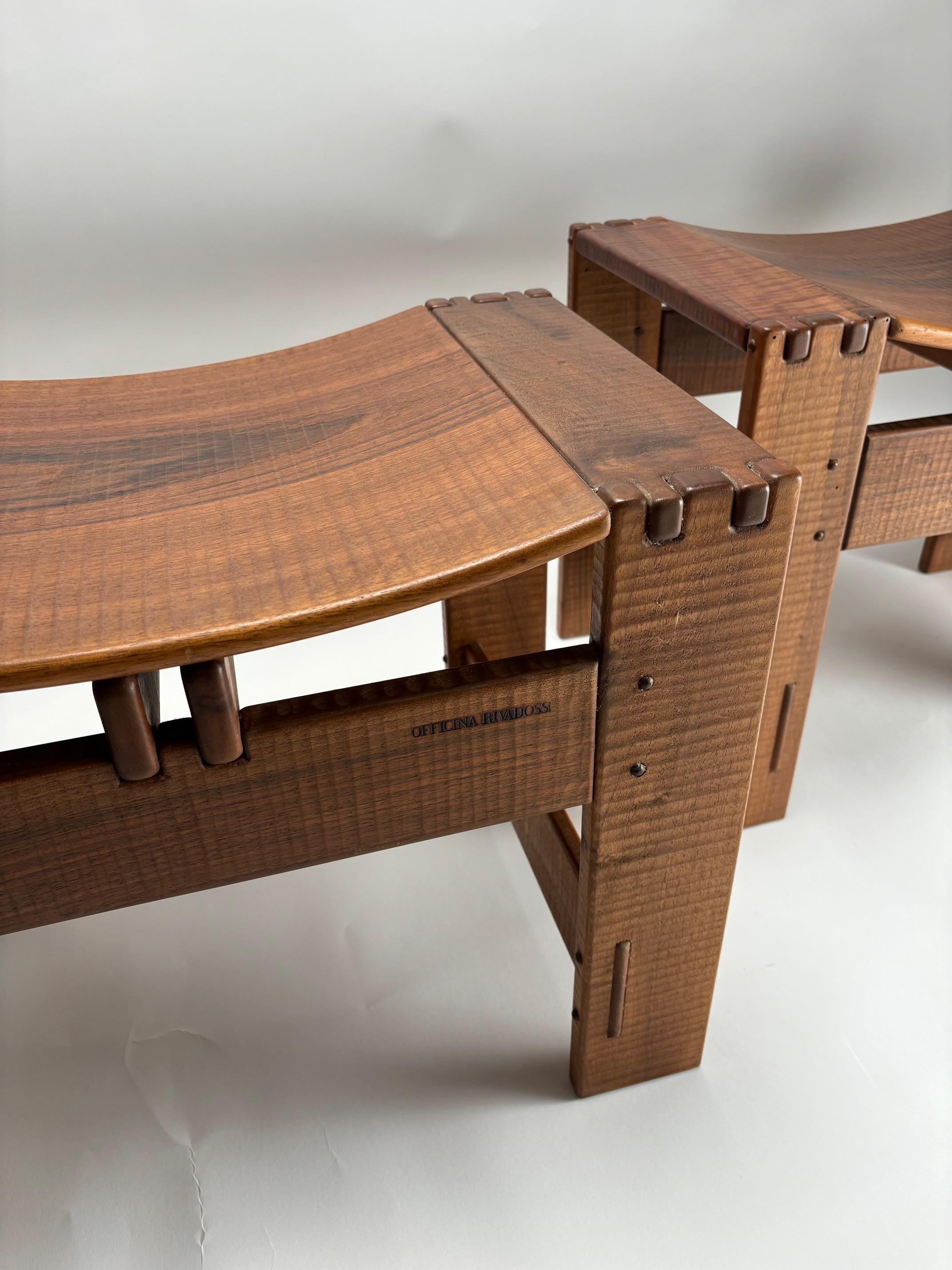 Brutalismo Coppia di sgabelli in legno massiccio di Giuseppe Rivadossi per Officina Rivadossi, Italia in vendita