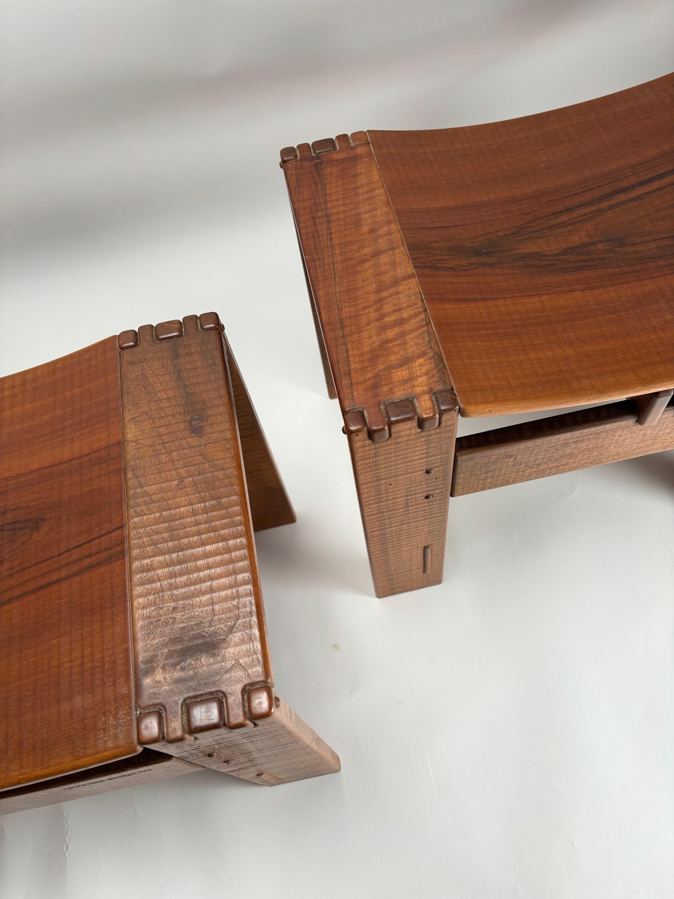 Italiano Coppia di sgabelli in legno massiccio di Giuseppe Rivadossi per Officina Rivadossi, Italia in vendita