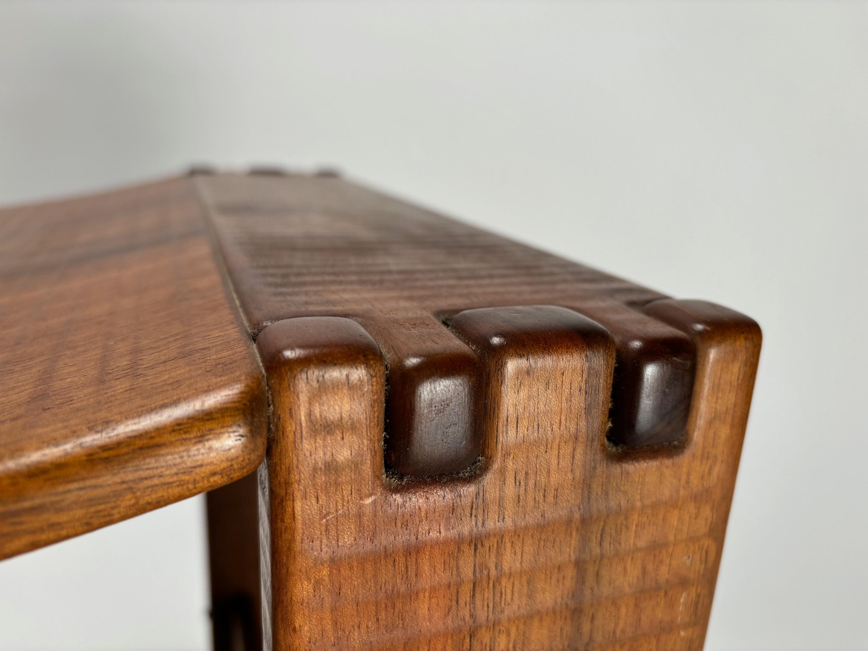 Fine XX secolo Coppia di sgabelli in legno massiccio di Giuseppe Rivadossi per Officina Rivadossi, Italia in vendita