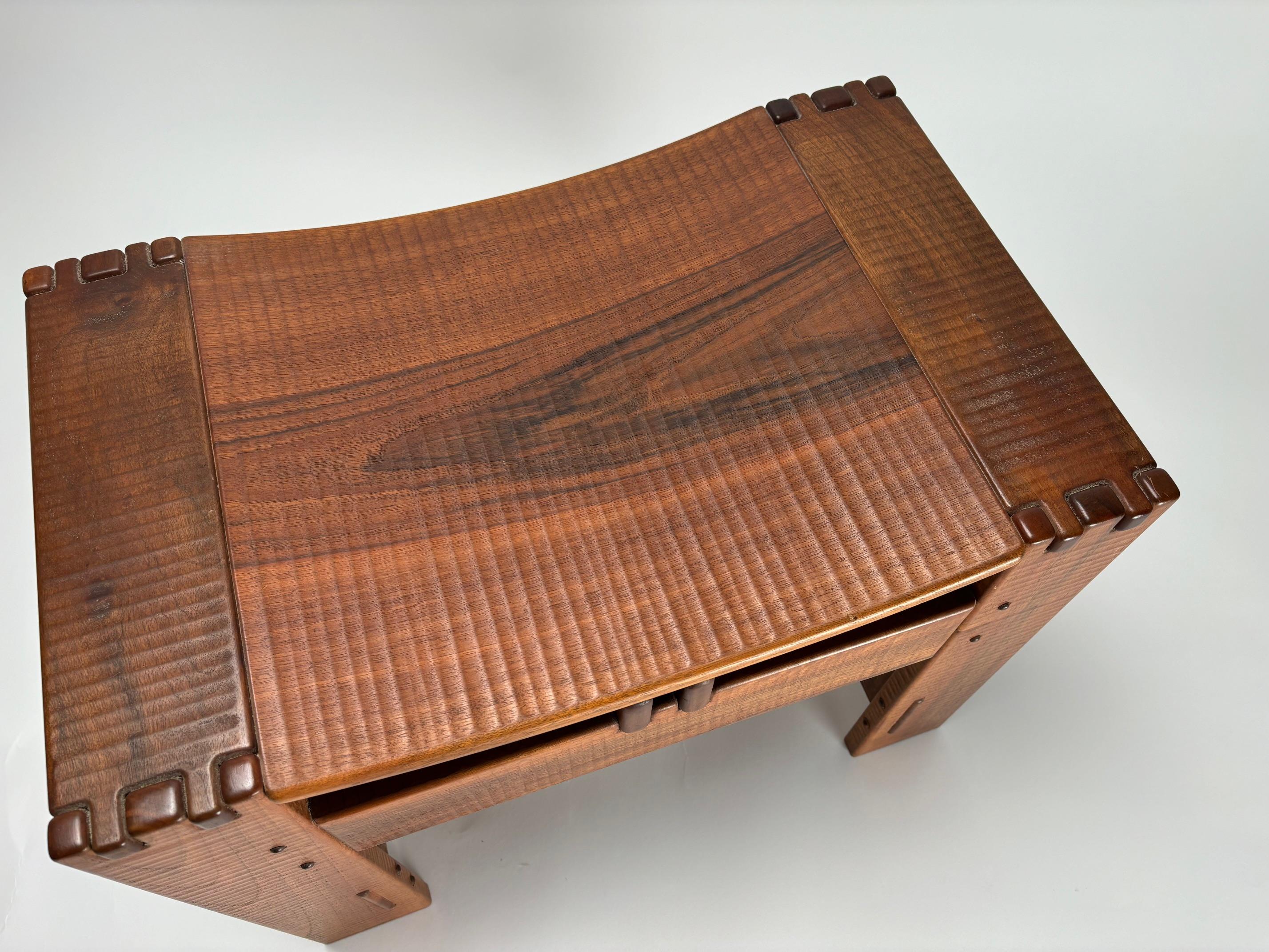 Coppia di sgabelli in legno massiccio di Giuseppe Rivadossi per Officina Rivadossi, Italia in vendita 2