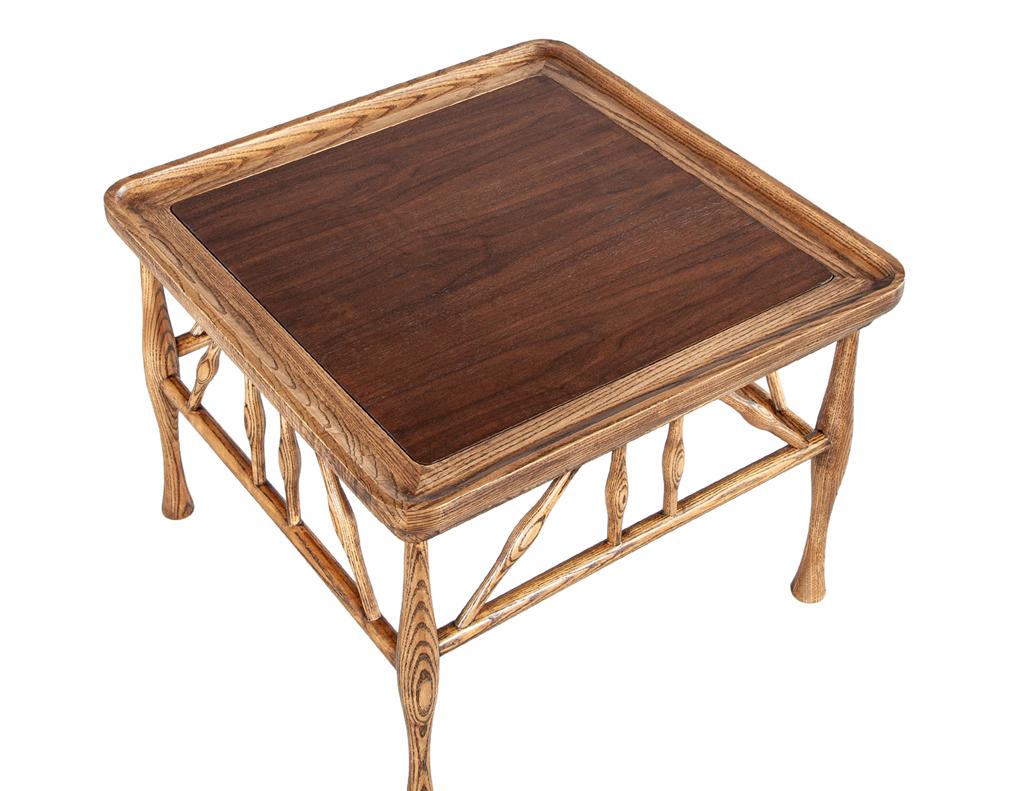 Pareja de mesas auxiliares de madera maciza de nogal y roble al estilo Frank Lloyd Wright Moderno de mediados de siglo en venta