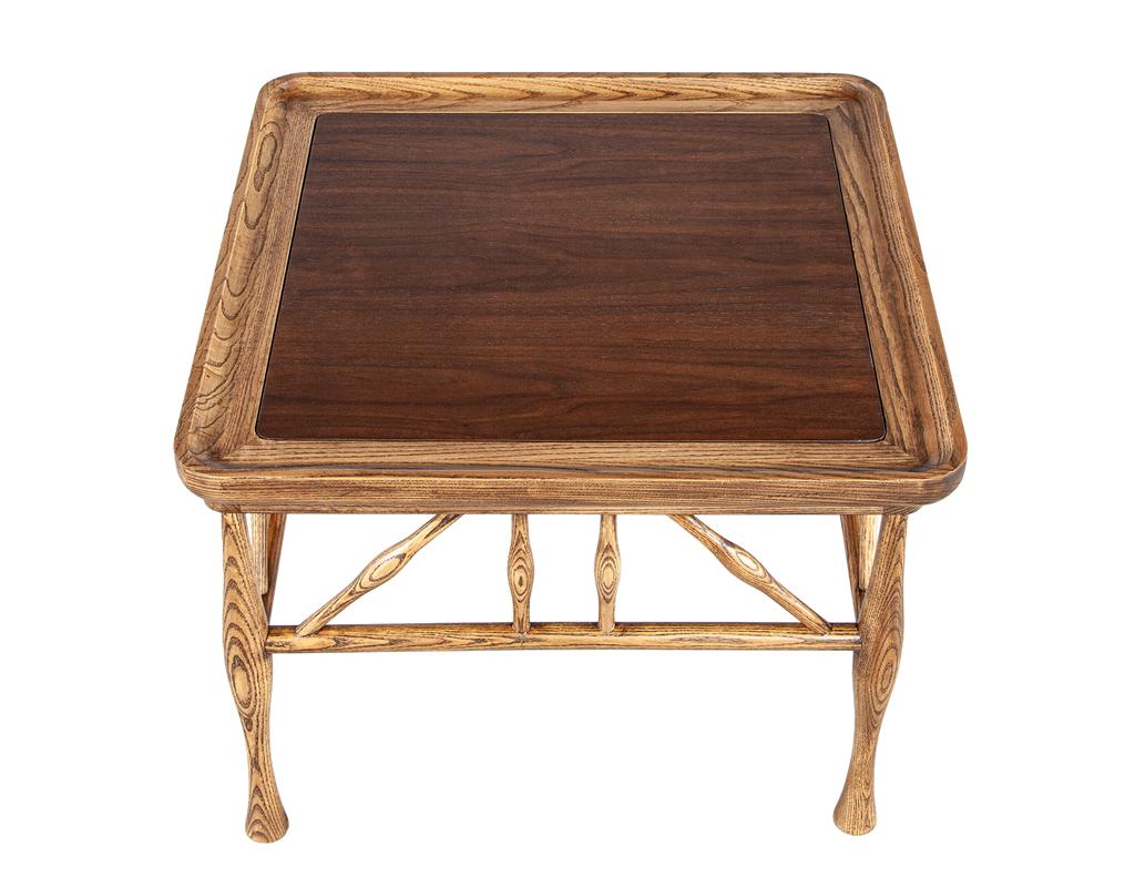 Pareja de mesas auxiliares de madera maciza de nogal y roble al estilo Frank Lloyd Wright Estadounidense en venta