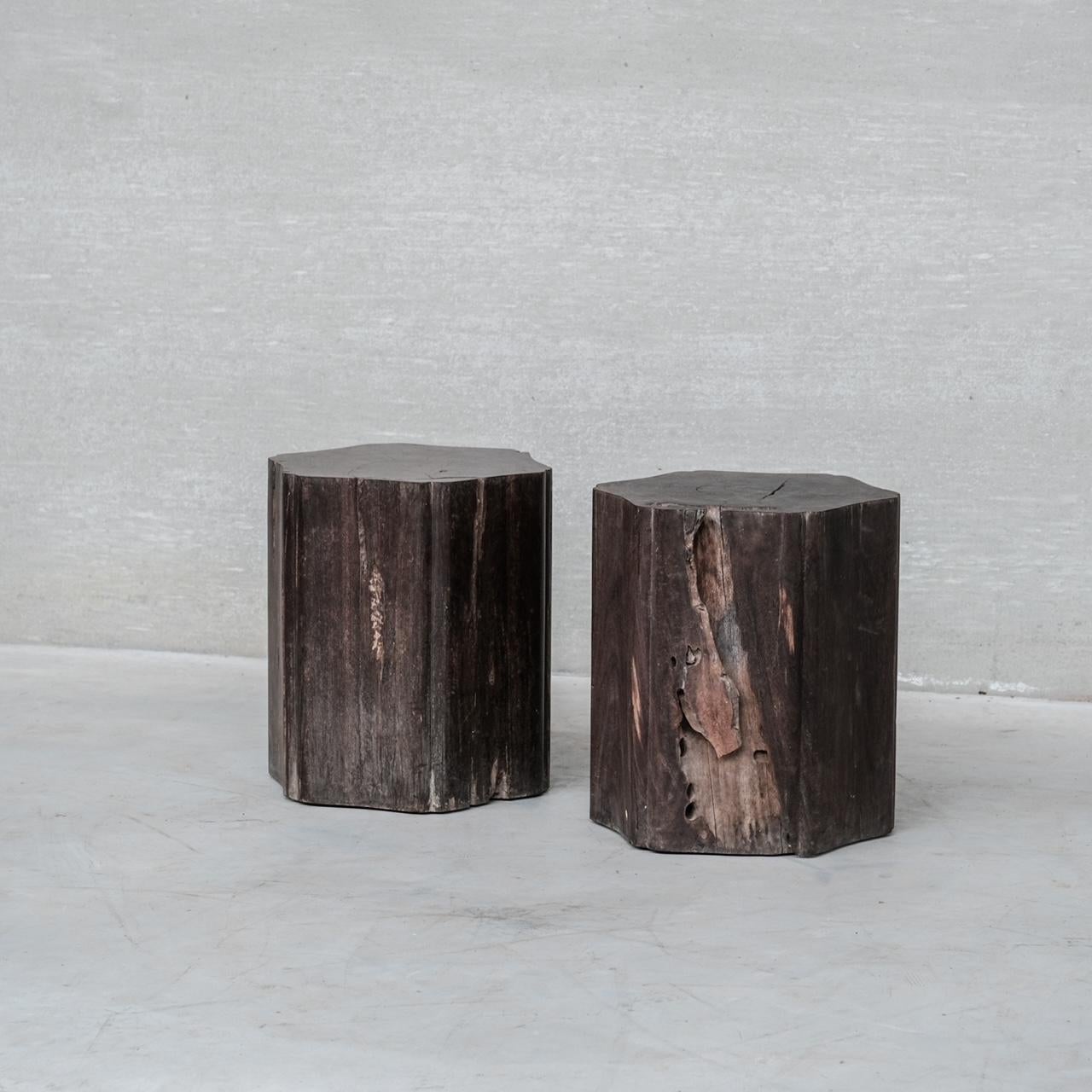 Paire de tables d'appoint Primitive Belgique en bois massif en vente 3