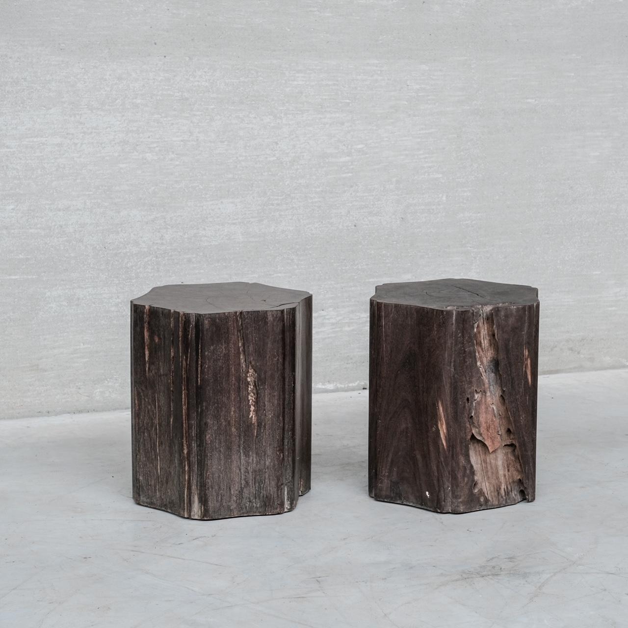 Paire de tables d'appoint primitives de style wabi-sabi. 

Bois sculpté, 

Belgique, c1950s. 

Très lourd, nous pensons qu'il s'agit d'un bois de fer rare. 

LE PRIX EST POUR LA PAIRE. 

 VEUILLEZ NOTER QUE LES PRIX INDIQUÉS S'ENTENDENT HORS TVA SI