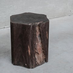 Paar primitive belgische Beistelltische aus Massivholz