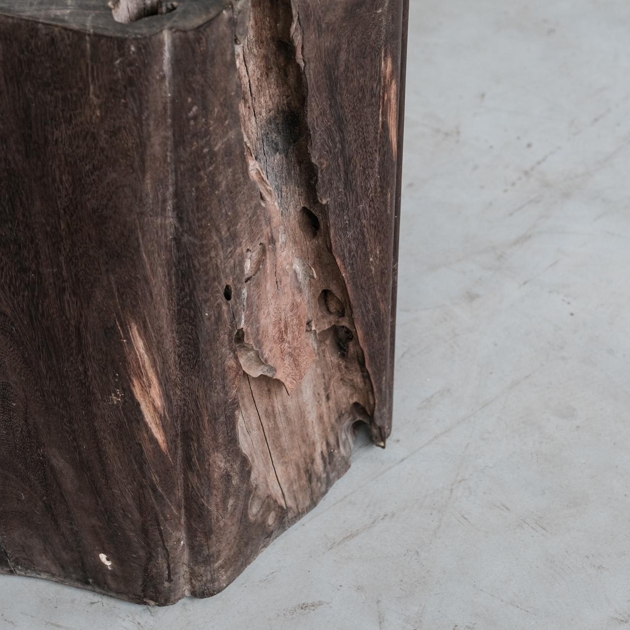 Paire de tables d'appoint Primitive Belgique en bois massif Bon état - En vente à London, GB